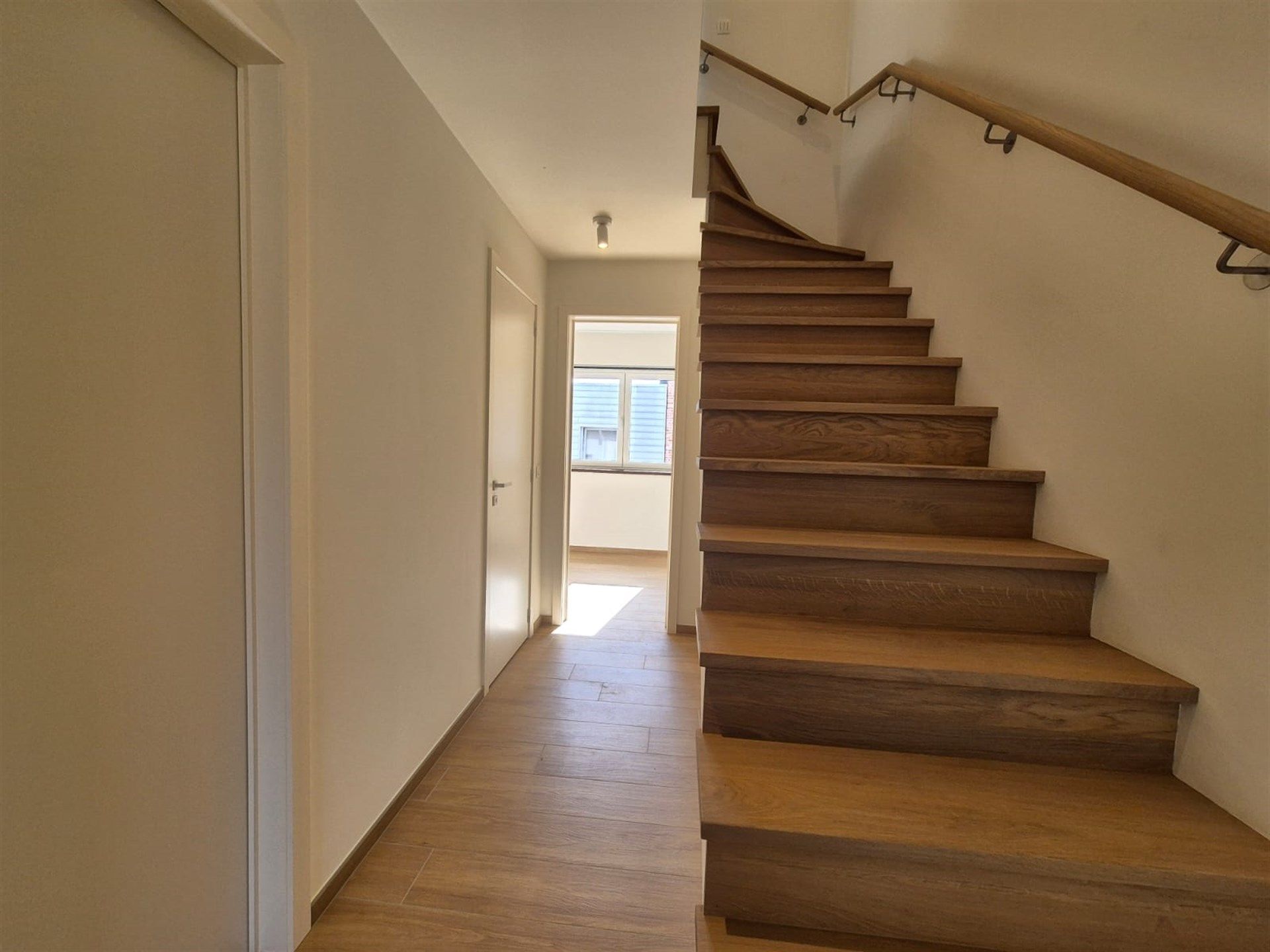 Moderne en energiezuinige nieuwbouwwoning met 2 slaapkamers en koer. foto 22