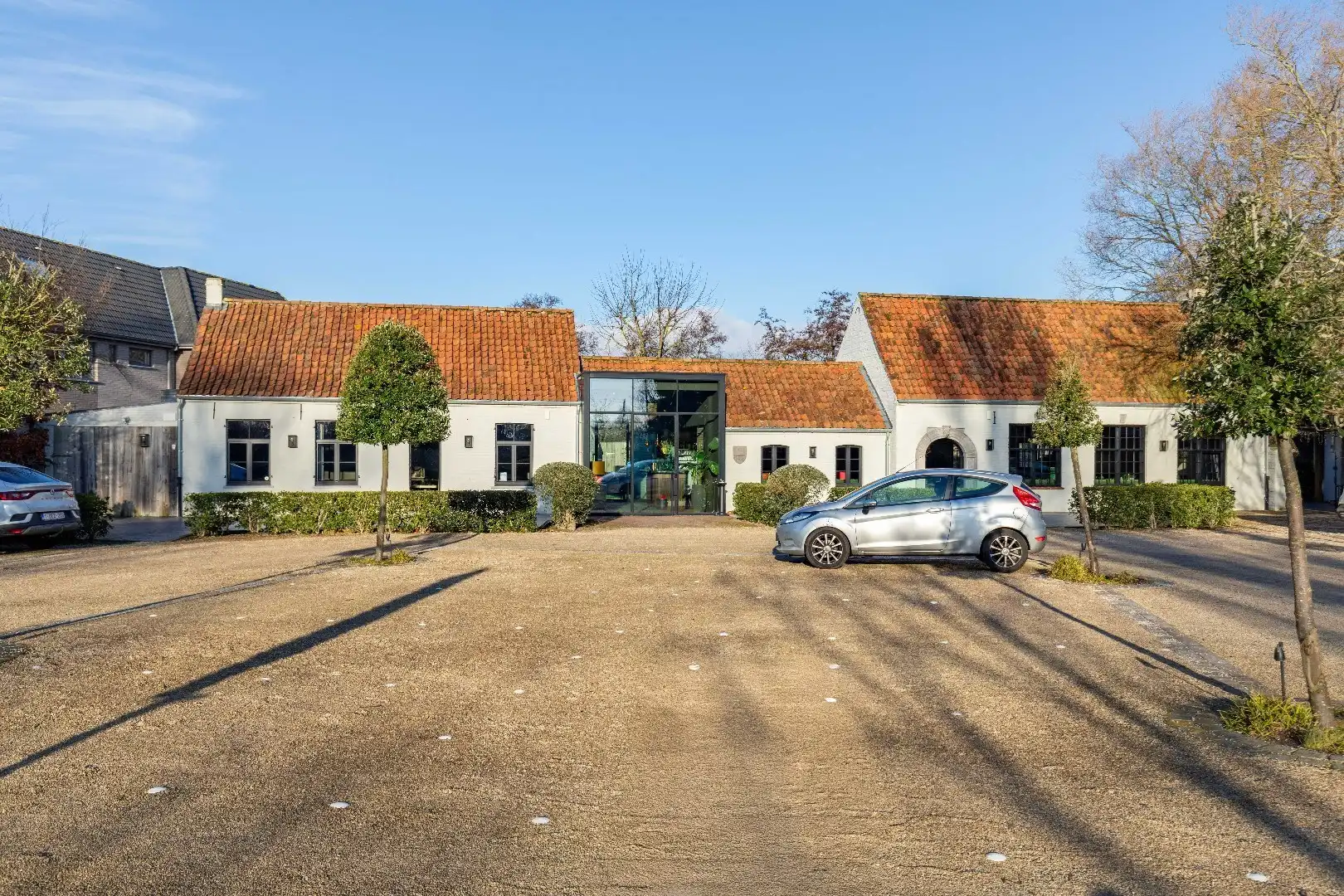 Luxe commercieel pand met o.a. woonst, parking en veel potentieel foto 3