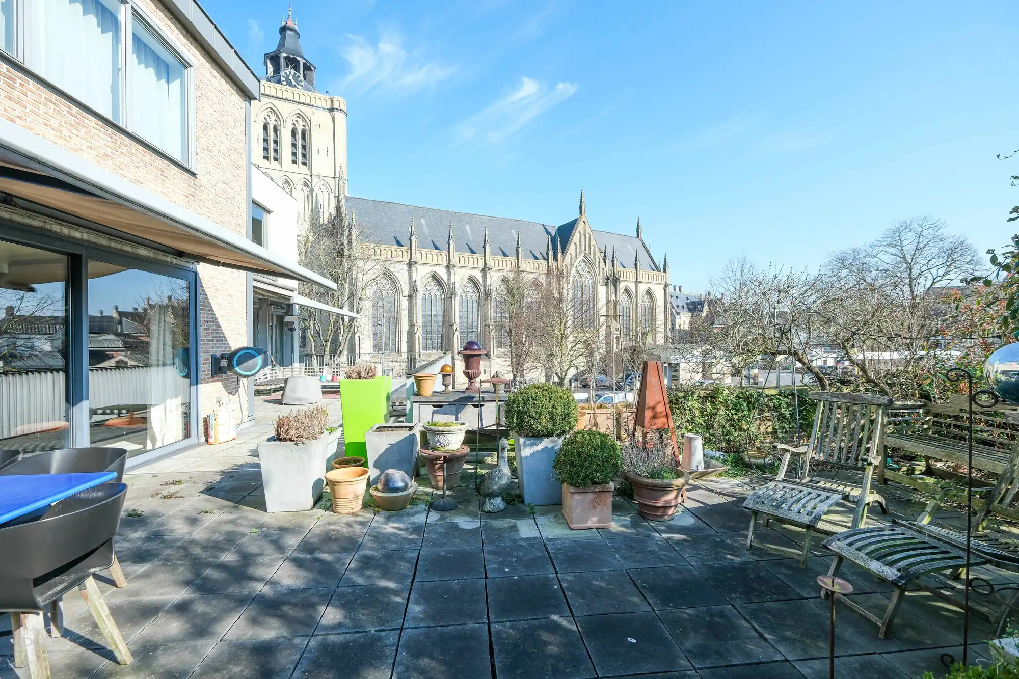 Heel ruime stadswoning met kantoren en tuin foto 2