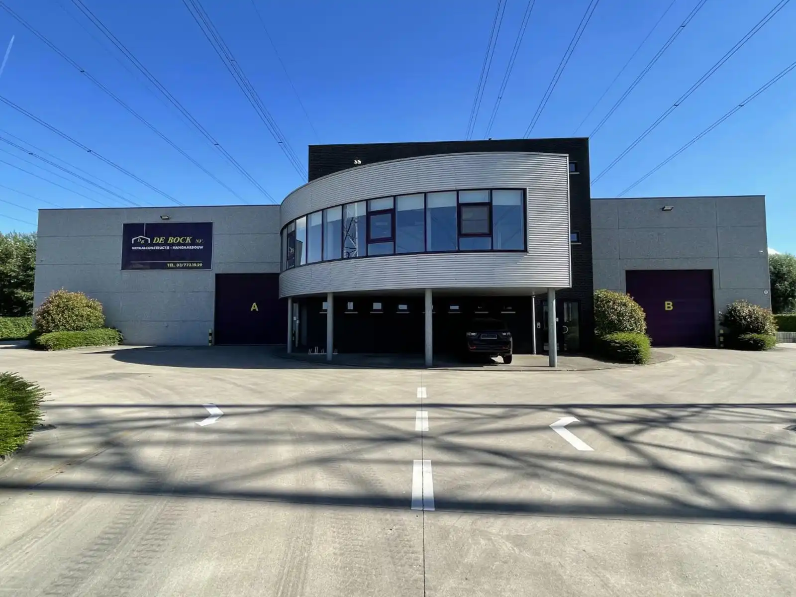 Magazijn met kantoren te huur in Beveren foto {{pictureIndex}}