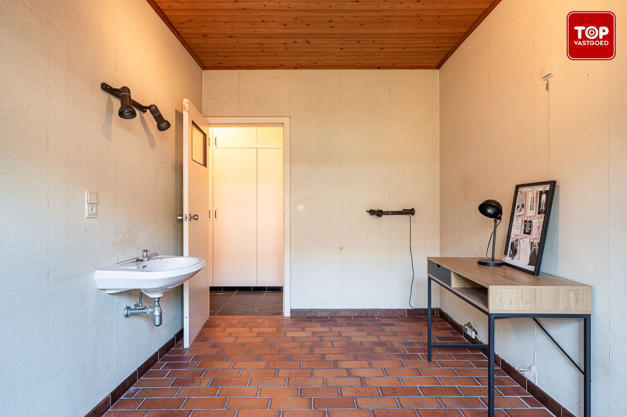 Ruime jaren zeventig villa in Mariakerke-Kolegem foto 22