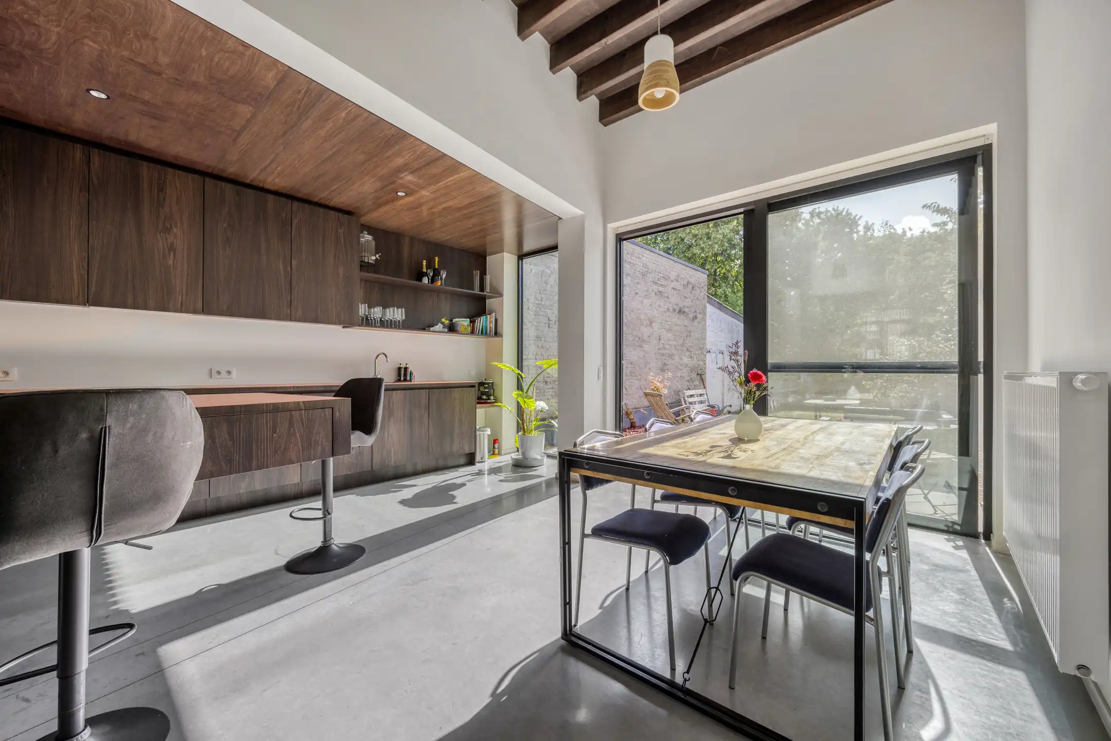 Karaktervolle woning met diepe tuin in Wommelgem foto 3