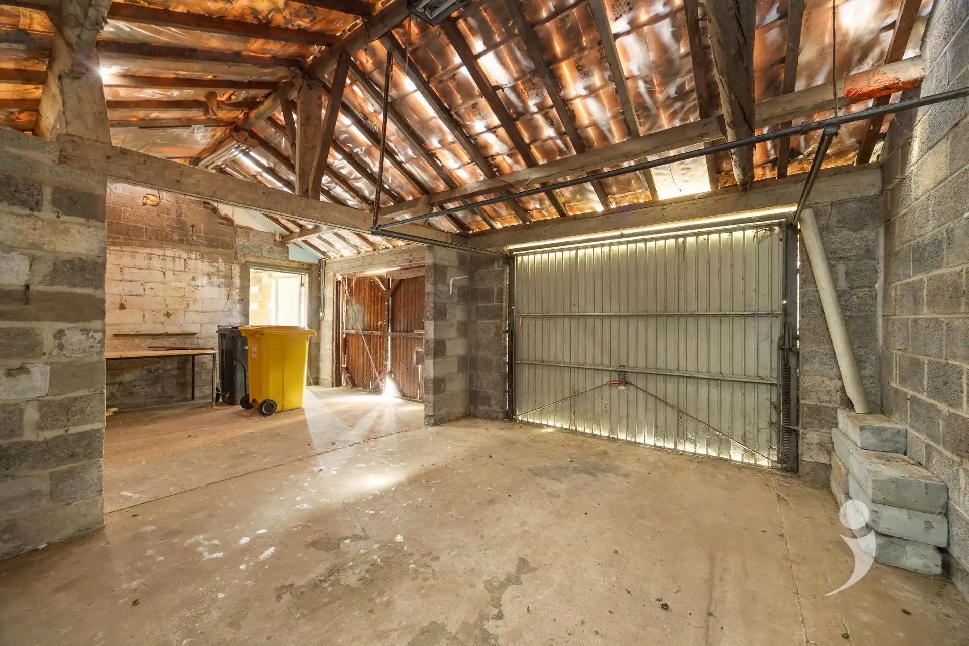 Te renoveren woning met veel potentiëel foto 21