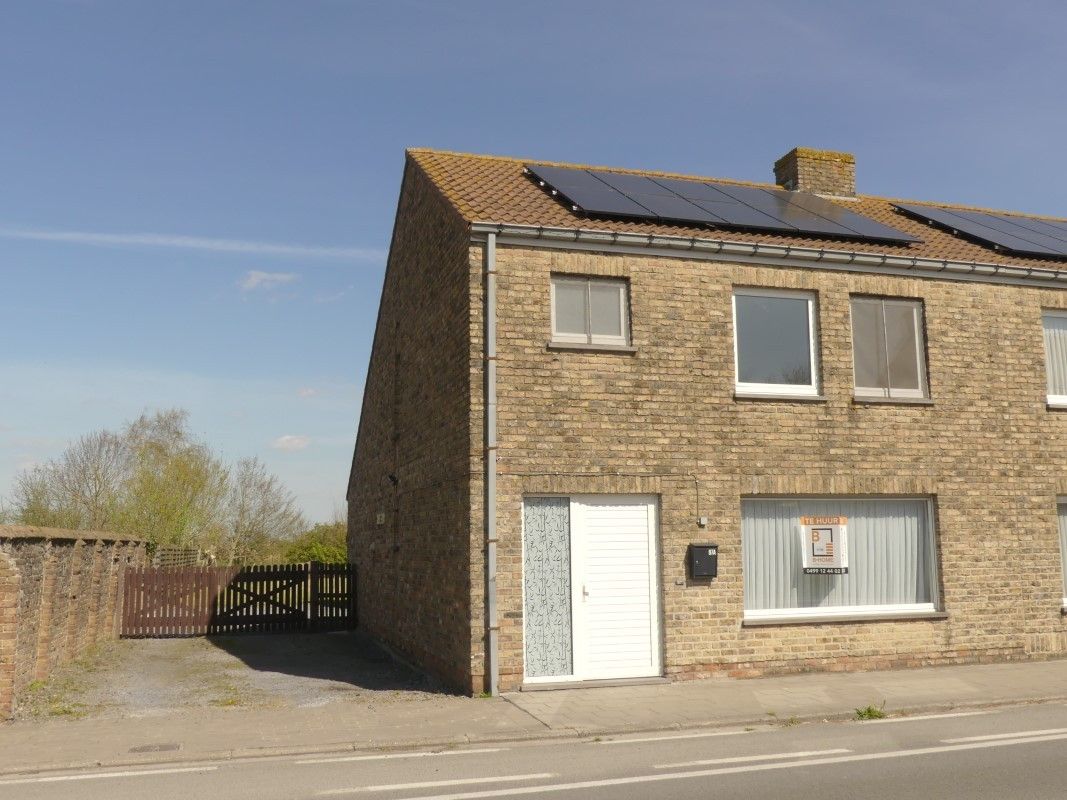 Instapklare gezinswoning met afzonderlijke garage en tuin foto {{pictureIndex}}