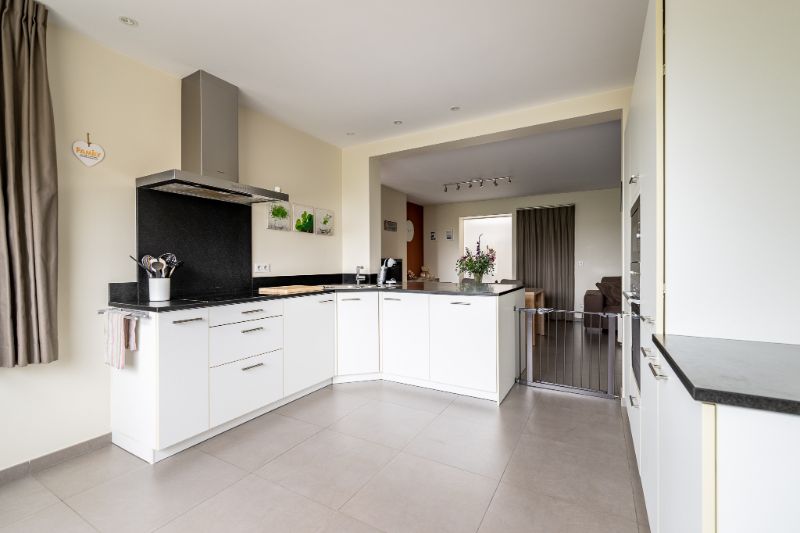 Landelijk wonen met comfort en ruimte – gerenoveerde woning met zuidgerichte tuin en loods van 80 m² foto 4