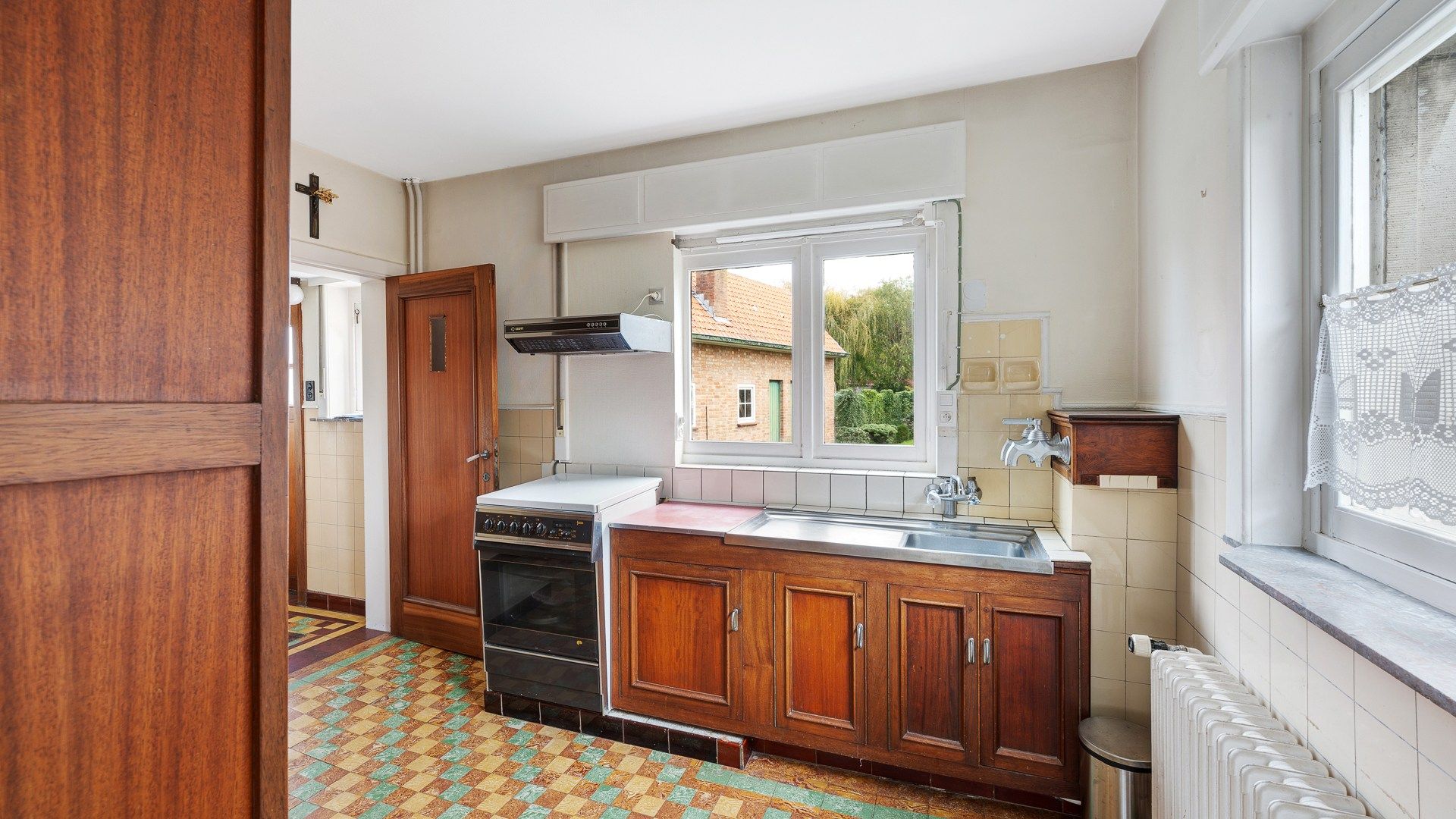 Klassieke villa met bijgebouwen, garage en prachtige tuin foto 11