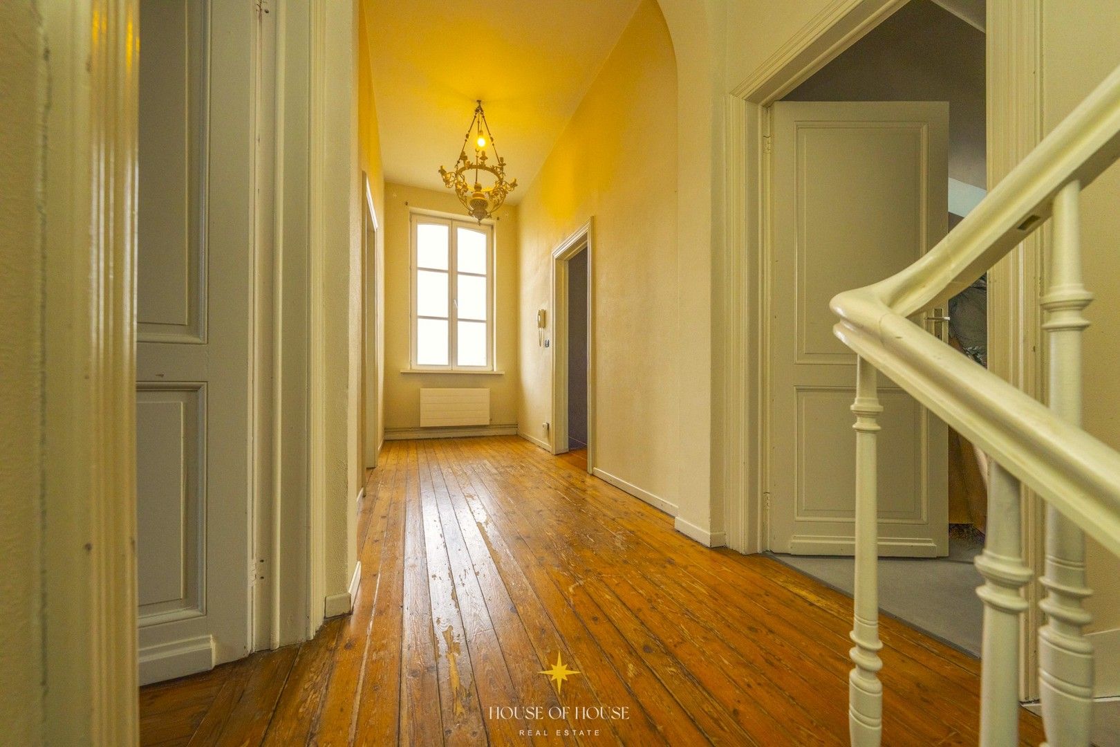 Exceptionele eigendom: Oude Gemeenteschool met directeurswoning, 3 appartementen en studio – zonder renovatieverplichting foto 3