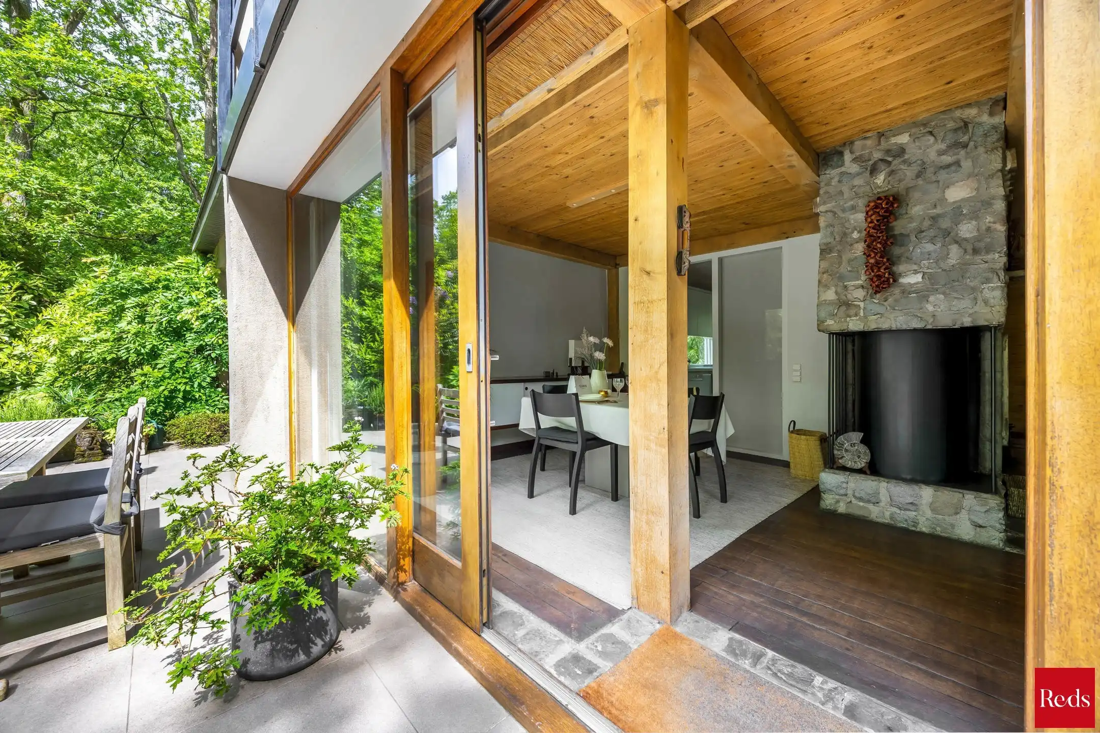 Architecturale woning in het groen met veel licht foto 9