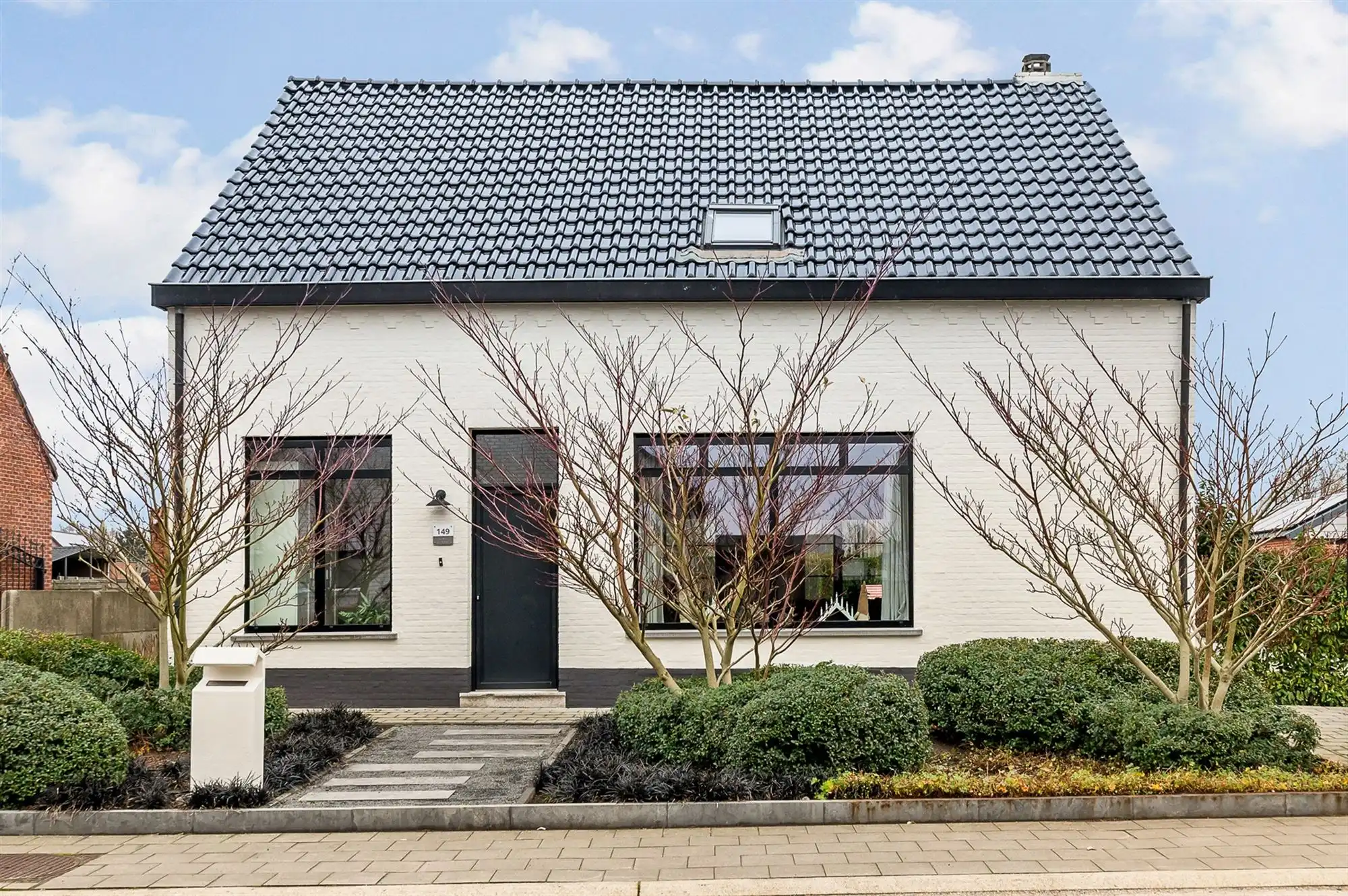 PRACHTIG GERENOVEERDE WONING MET RUIME GARAGE OP IDEALE LIGGING! foto 2