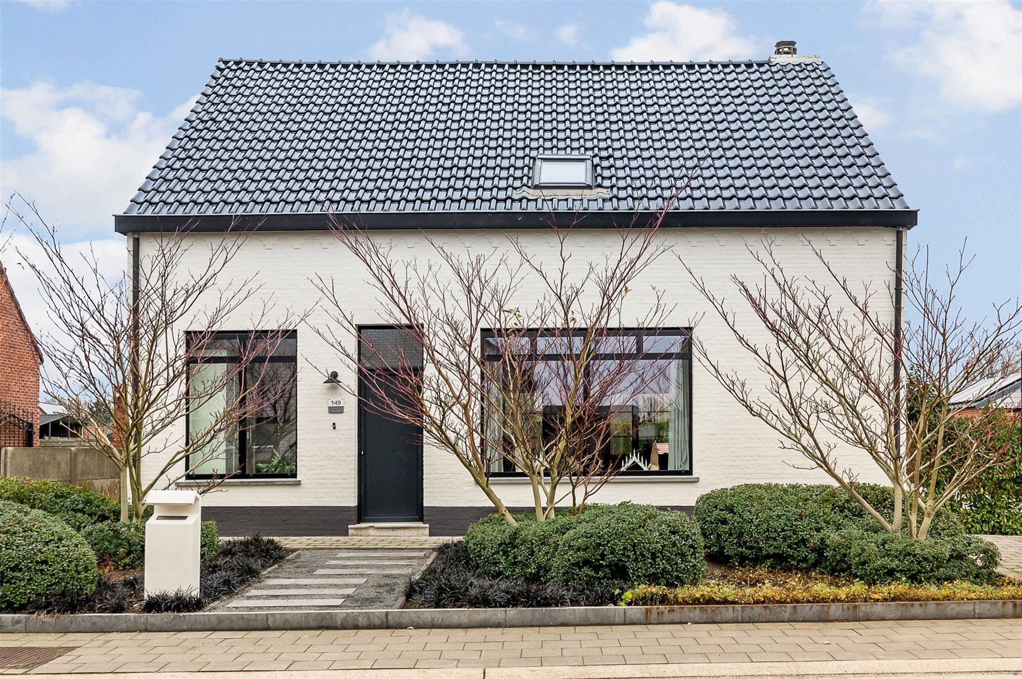 PRACHTIG GERENOVEERDE WONING MET RUIME GARAGE OP IDEALE LIGGING! foto 2