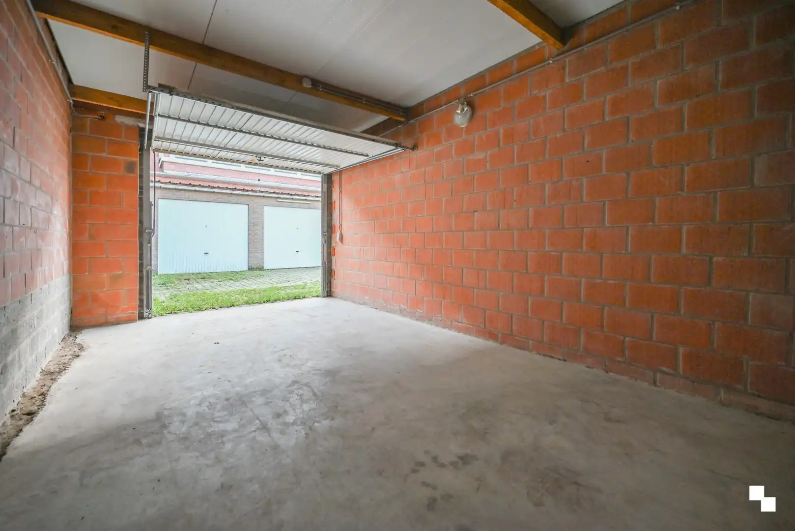 Garagebox (ca. 18m²) gelegen in centrum Izegem foto 4