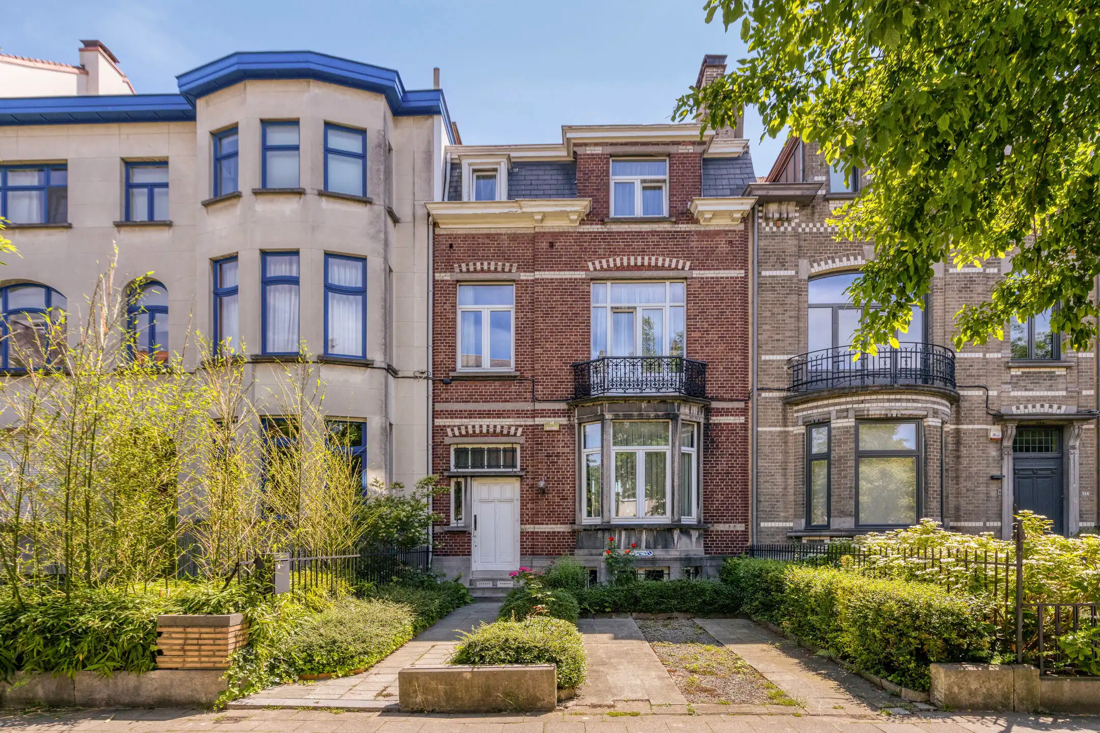 Karaktervolle erfgoedwoning in rustige straat foto {{pictureIndex}}