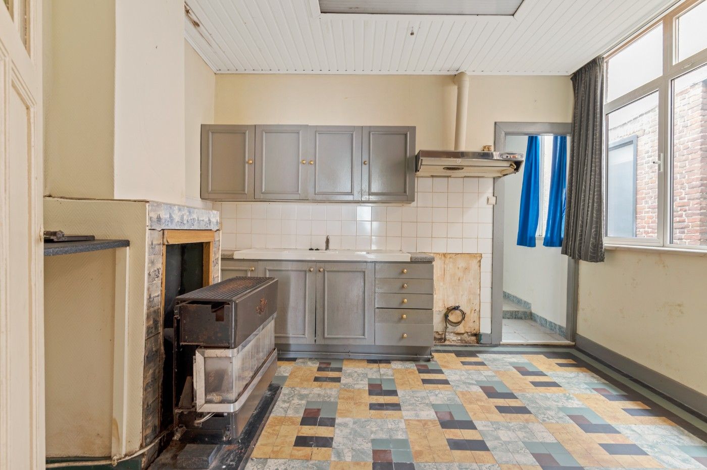 Charmante, te renoveren woning met 2 slpk. en tuin foto 7