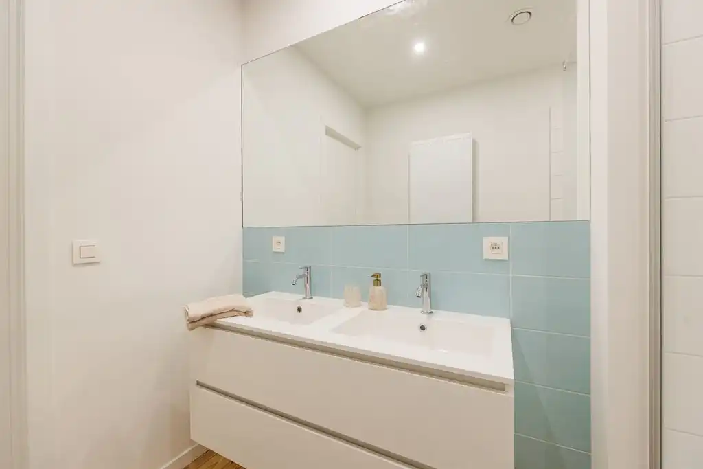 Gerenoveerd appartement met terras in Deurne-zuid foto 14