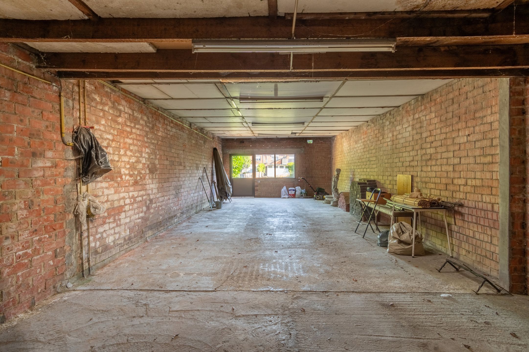 Op te frissen handelshuis met uitzonderlijk grote garage foto 27