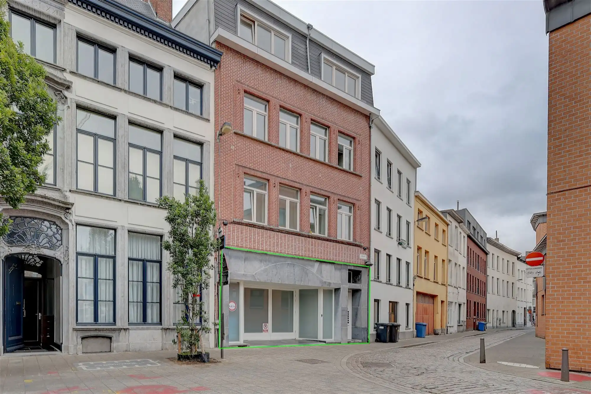 Ruim handelsgelijkvloers in centrum Antwerpen foto {{pictureIndex}}