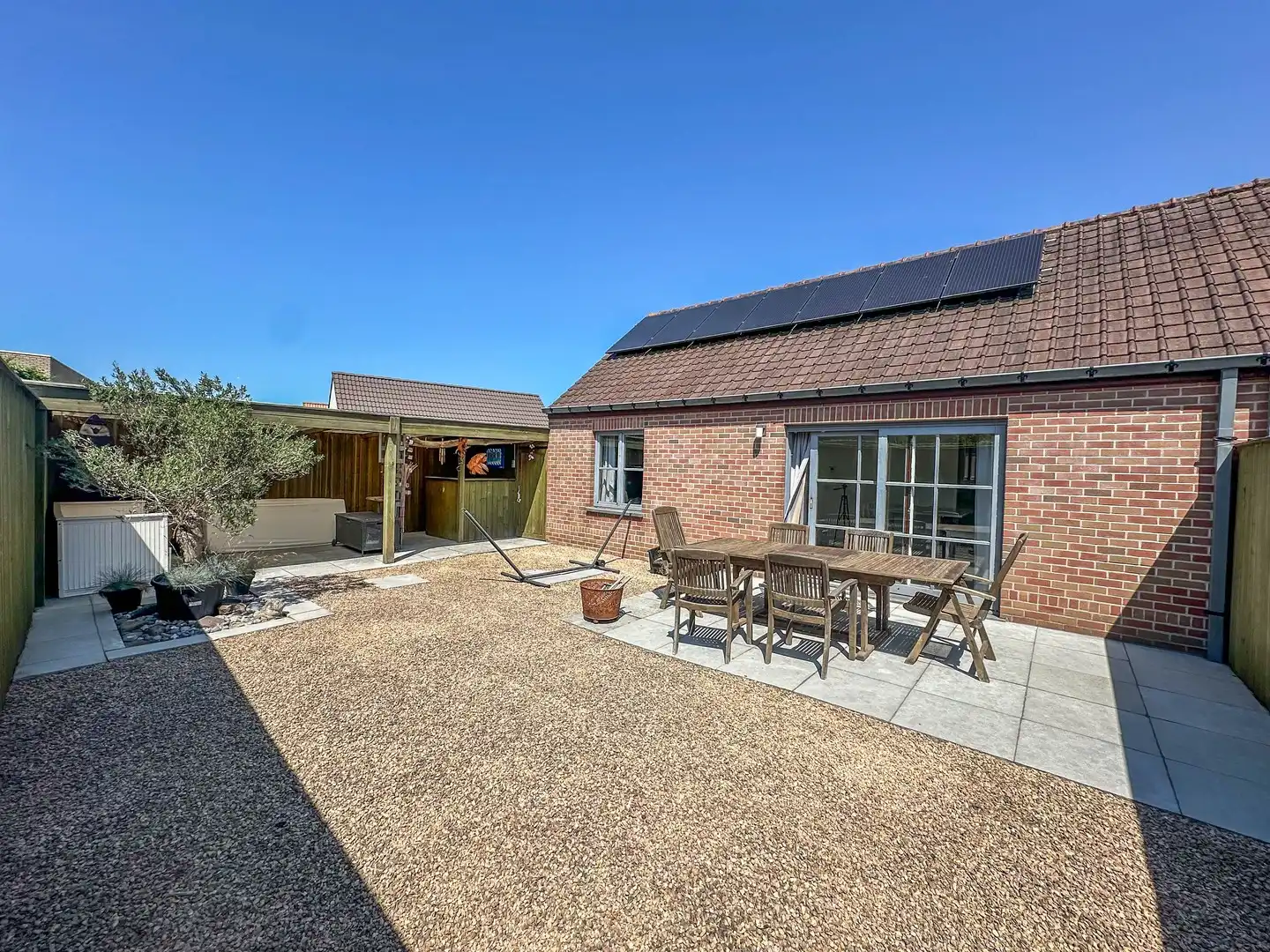 Verzorgde vakantiewoning met onderhoudsvriendelijke tuin en parking. foto {{pictureIndex}}