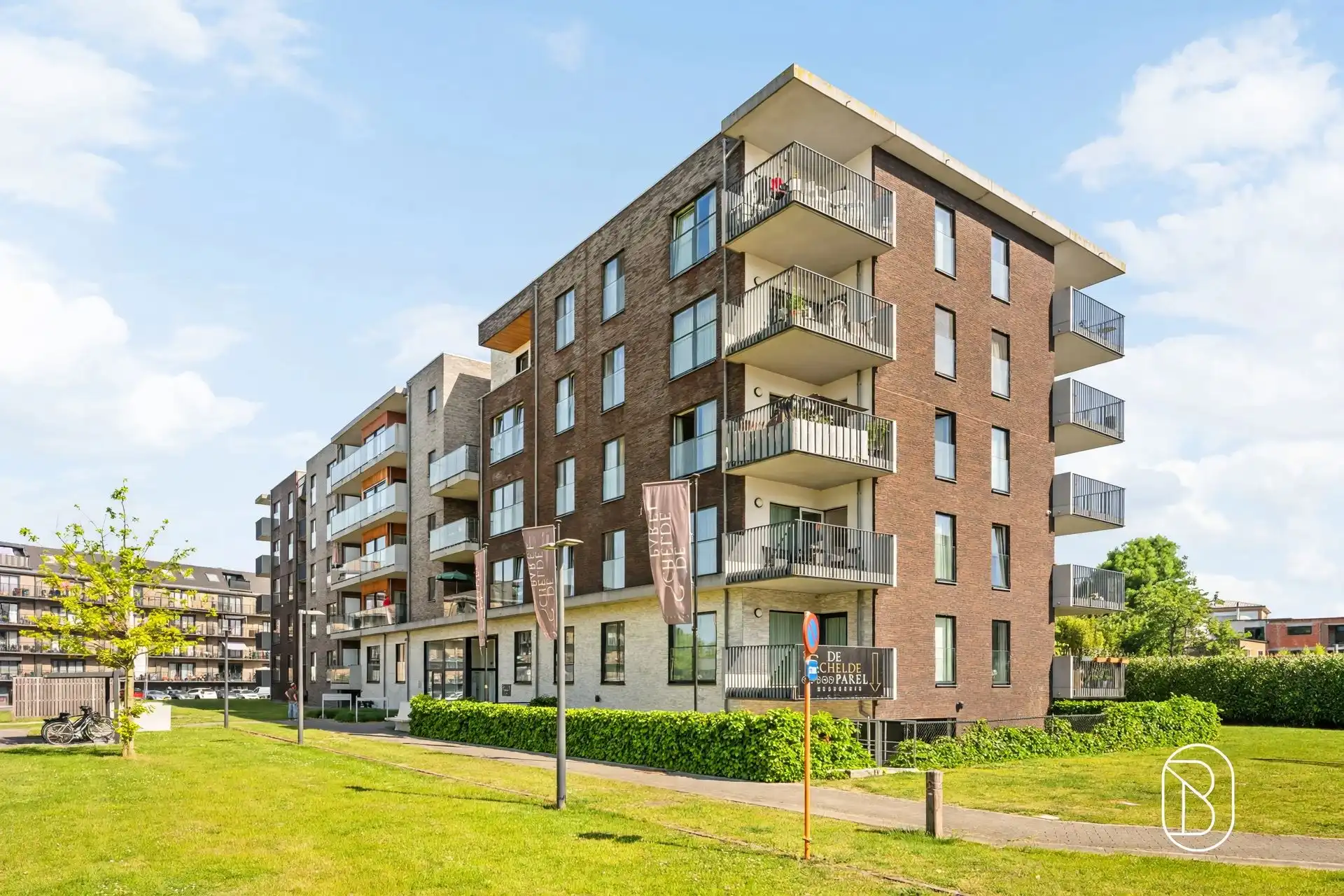 IDEALE INVESTERING! Moderne assistentieflat met terras foto 3