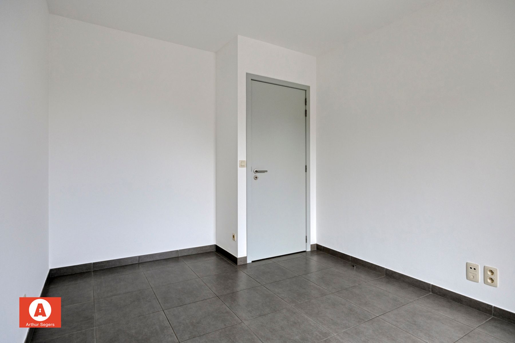 Recent Gelijkvloers appartement met tuin en parkeerplaats. foto 10