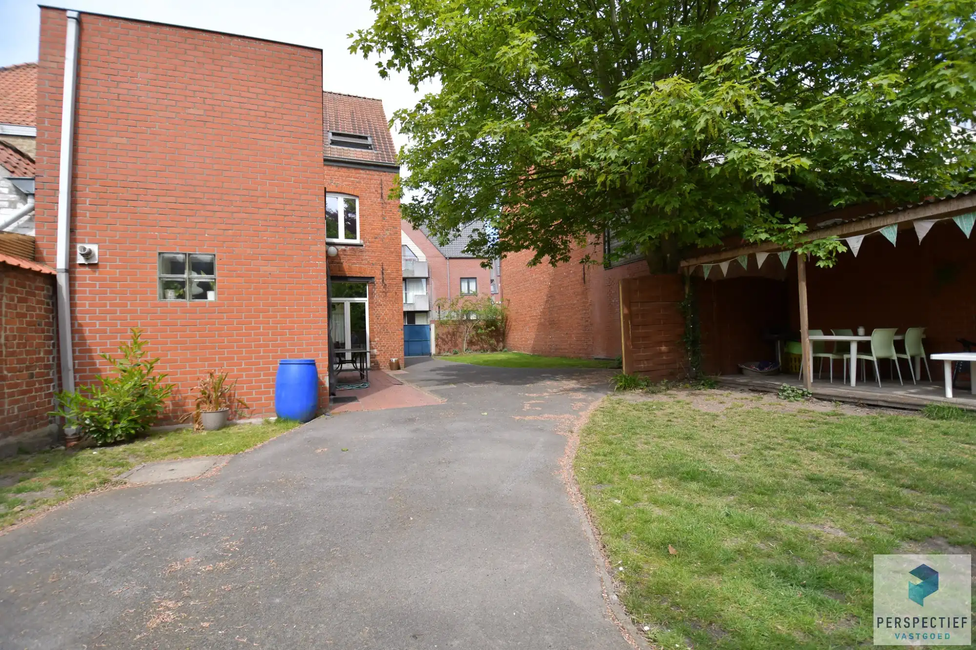 Ruime halfopen bebouwing met tuin en garage in het centrum van Oedelem foto 7