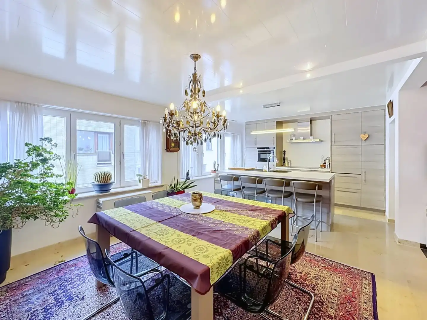 Ruime en centraal gelegen woning met dubbele garage foto 7