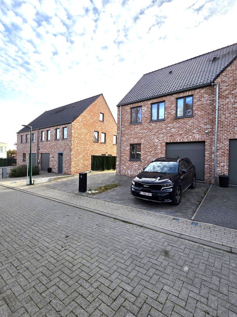 Moderne driegevelwoning met tuin en EPC A in Grimbergen. foto {{pictureIndex}}