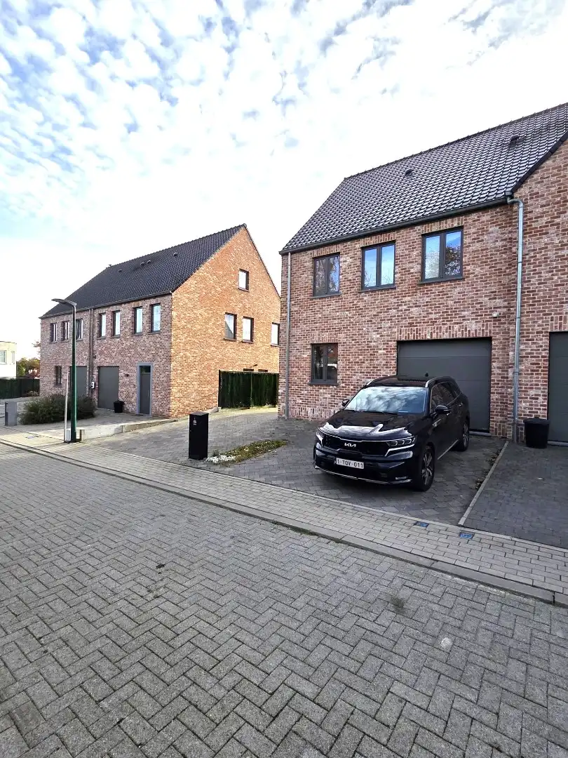 Moderne driegevelwoning met tuin en EPC A in Grimbergen. foto {{pictureIndex}}