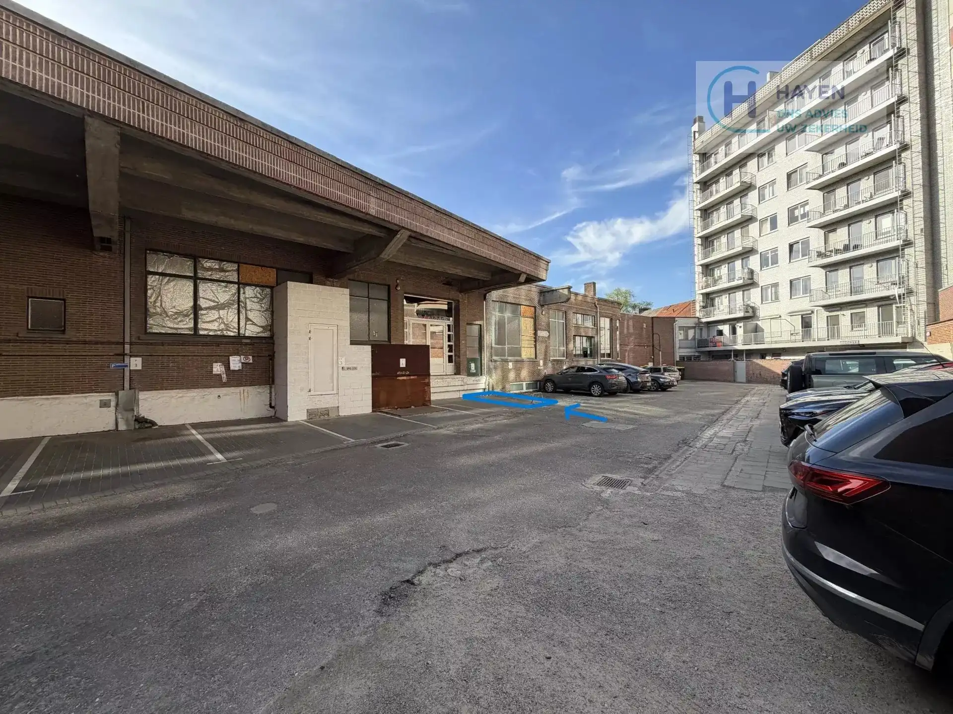 Parkeerplaats in overdekte afgesloten parking foto 3