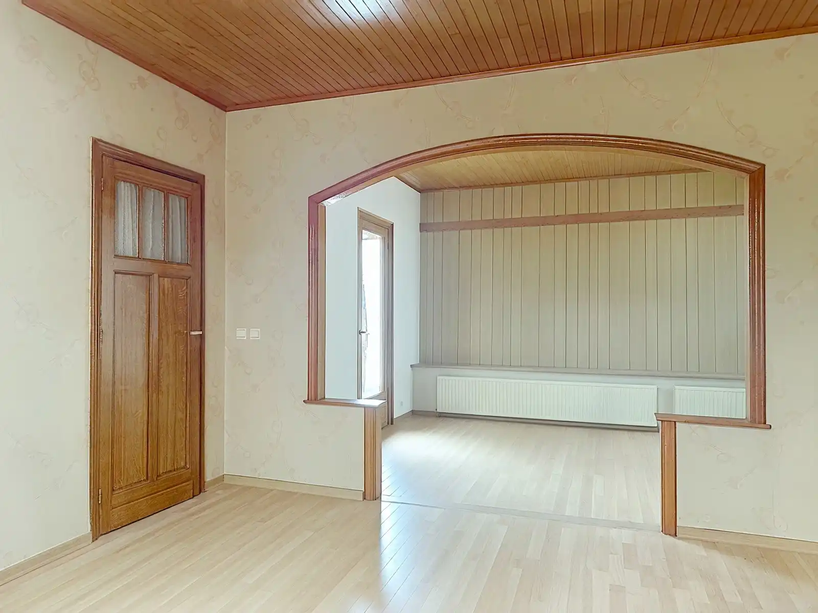 Te renoveren woning met groengebied in de achtertuin foto 3