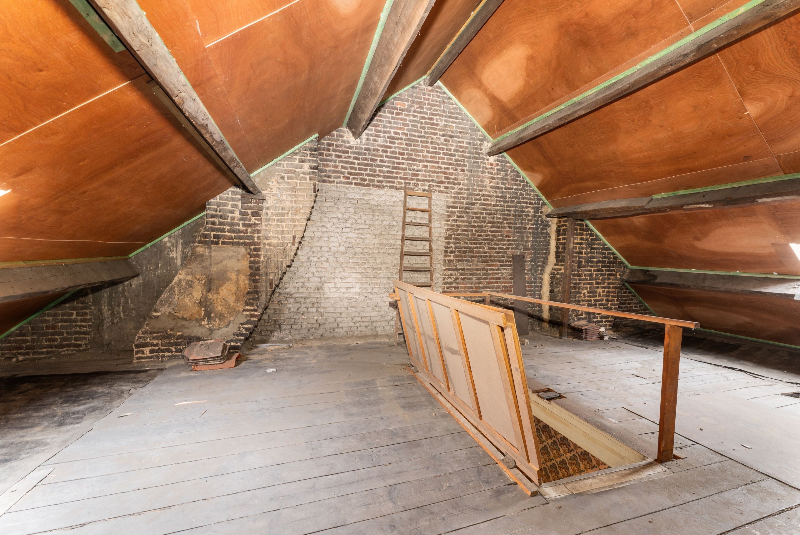 Ruime te renoveren woning in centrum met 5 slpks. foto 9