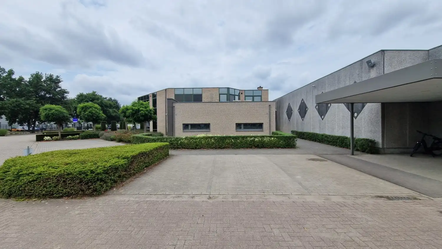 Kantoorruimtes met sanitair, kitchenette en parkeerplaatsen foto 4