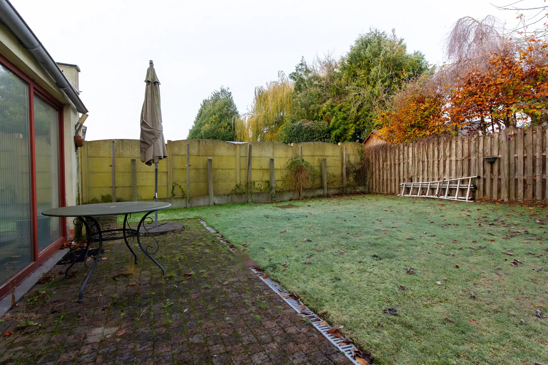 Charmante gezinswoning met potentieel, grote oprit en tuin foto 19