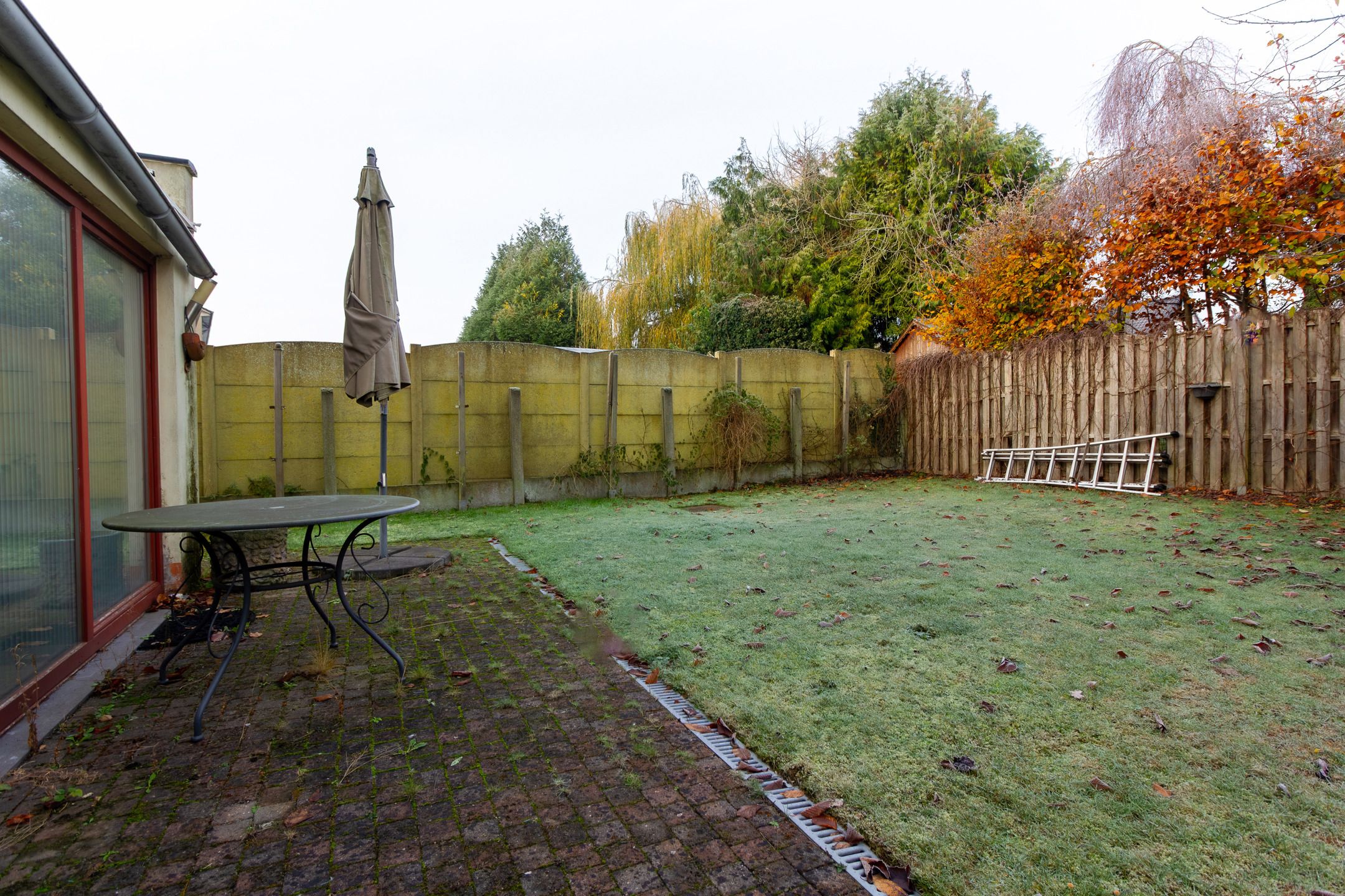 Charmante gezinswoning met potentieel, grote oprit en tuin foto 19