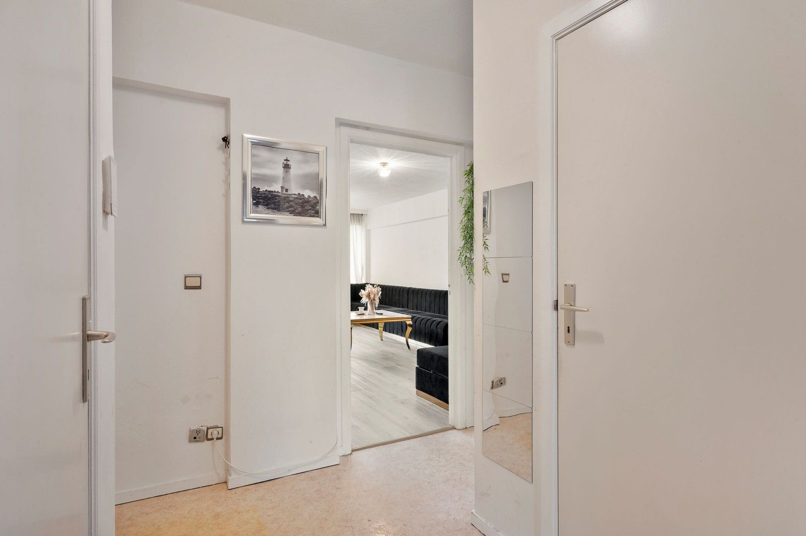 Energiezuinig en gezellig verhuurd appartement met 2 slaapkamers en balkon achteraan nabij het station van Kortrijk foto {{pictureIndex}}