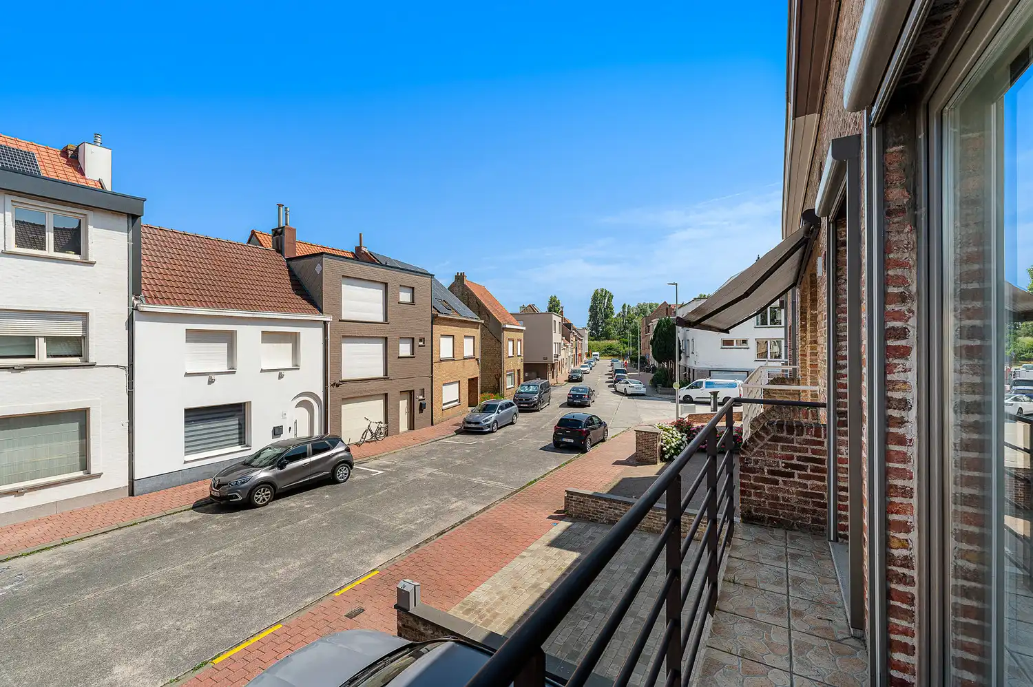 Rustig gelegen bel-etage woning met heel grote garage, oprit en zonnige koer in het centrum van Heist foto 9
