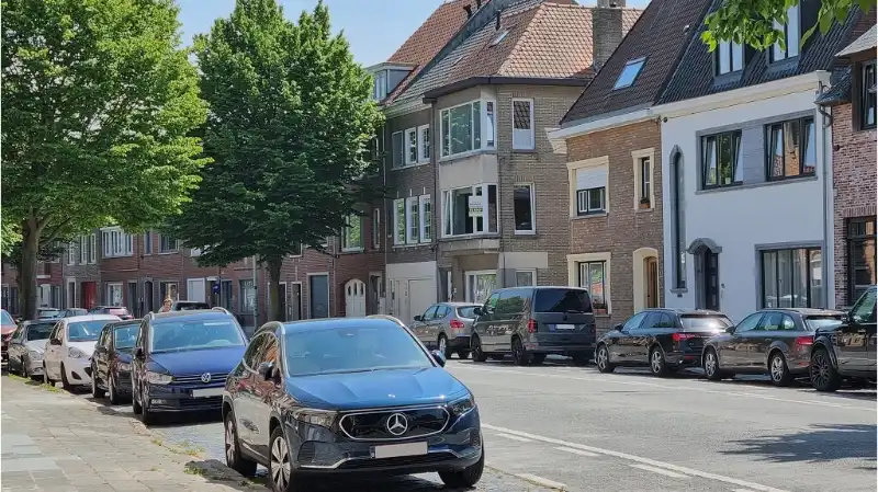 Instapklaar 2-slaapkamerappartement met TERRAS en AUTOSTANDPLAATS te koop in Kristus-Koning Brugge foto 2
