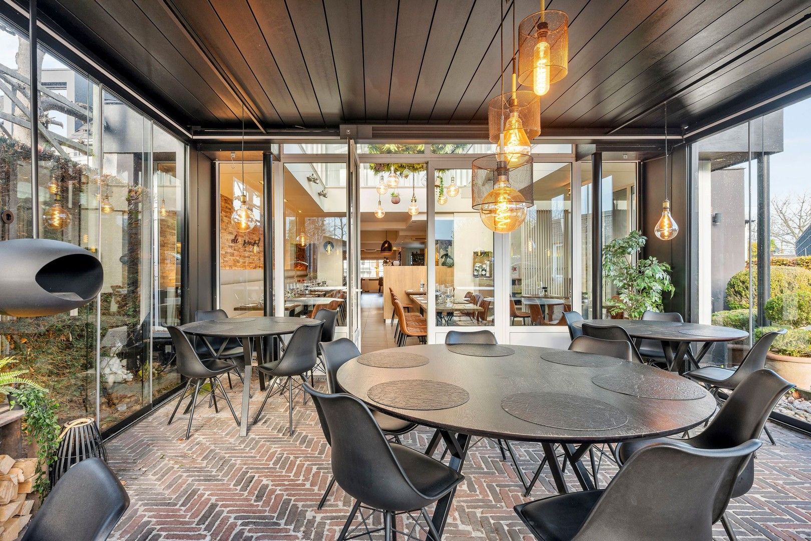 Gebouw waar het gezellige restaurant "De Vondel" is ondergebracht met woonst en voldoende parking op eigen terrein foto 15