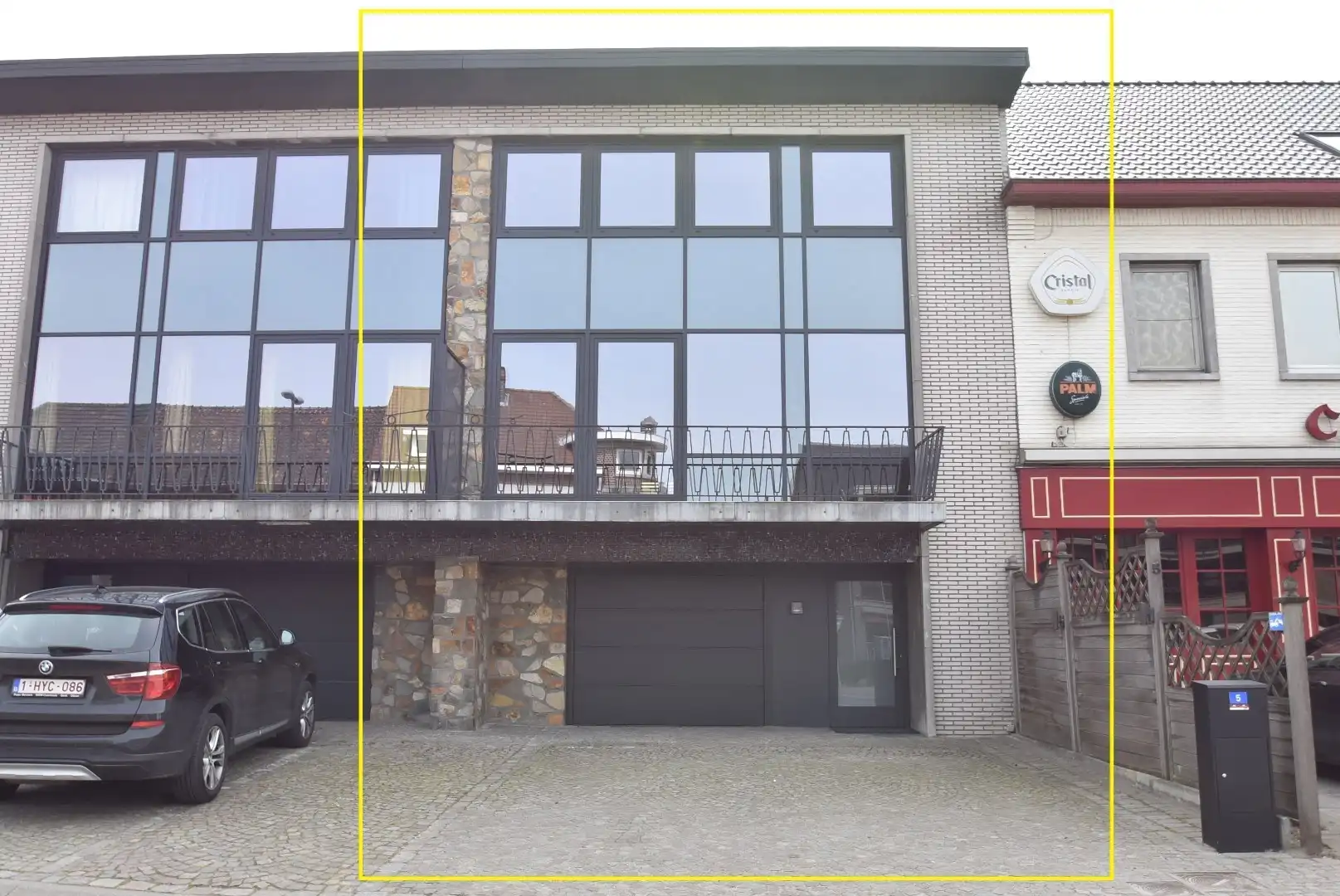 Knappe rijwoning met inpandige garage en mooie tuin in het centrum van Riemst foto {{pictureIndex}}