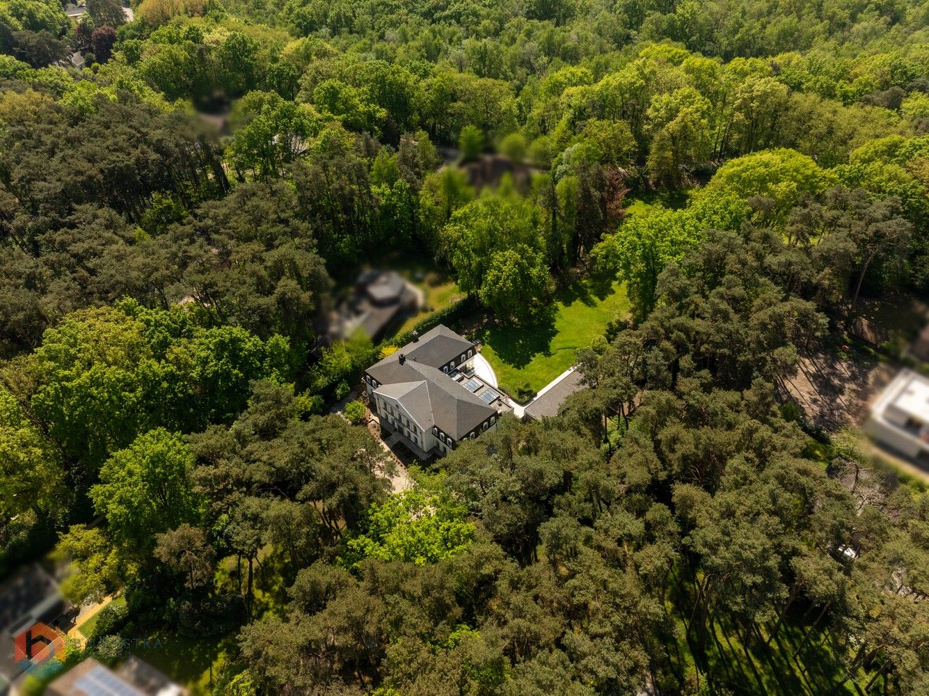 Prachtige en energiezuinige villa (1191 m² bewoonbaar) op een perceel van 3835 m² te Keerbergen foto {{pictureIndex}}
