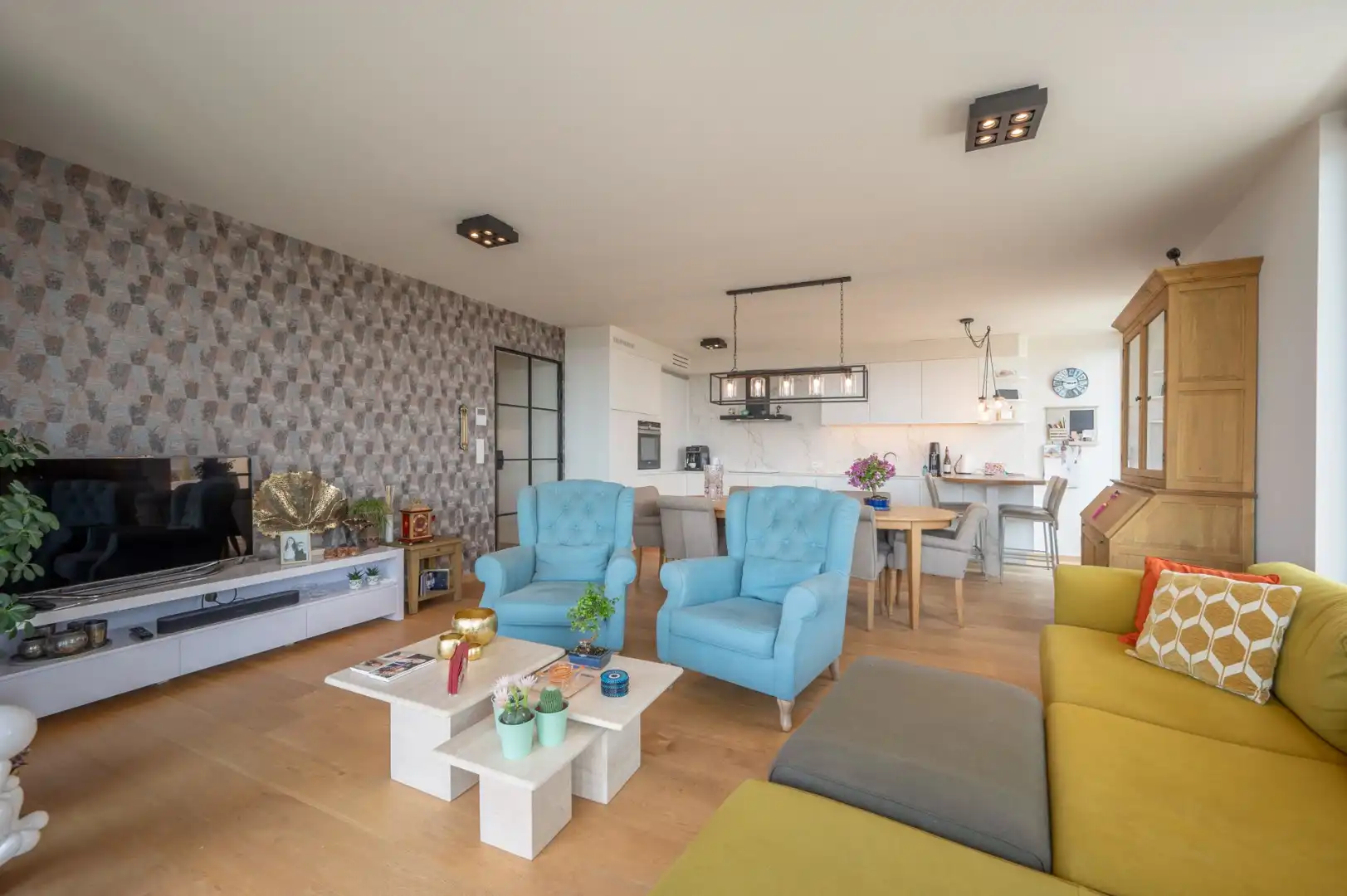 Recent appartement met autostaanplaats op een centrale locatie in Brugge! foto 2