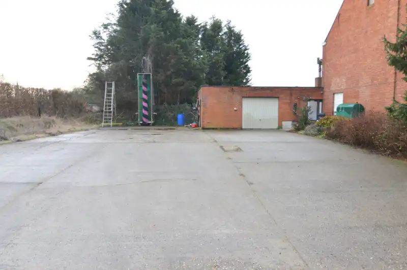 Half-open woning + te verkavelen perceel grond. foto 3
