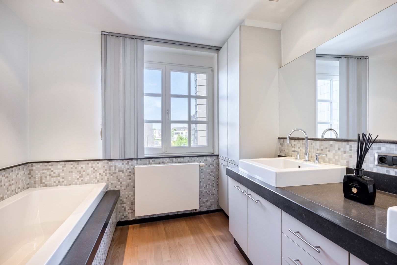 Ruime handelswoning met terras, dubbele garage en 2 parkeerplaatsen in Mol-centrum ! foto 11