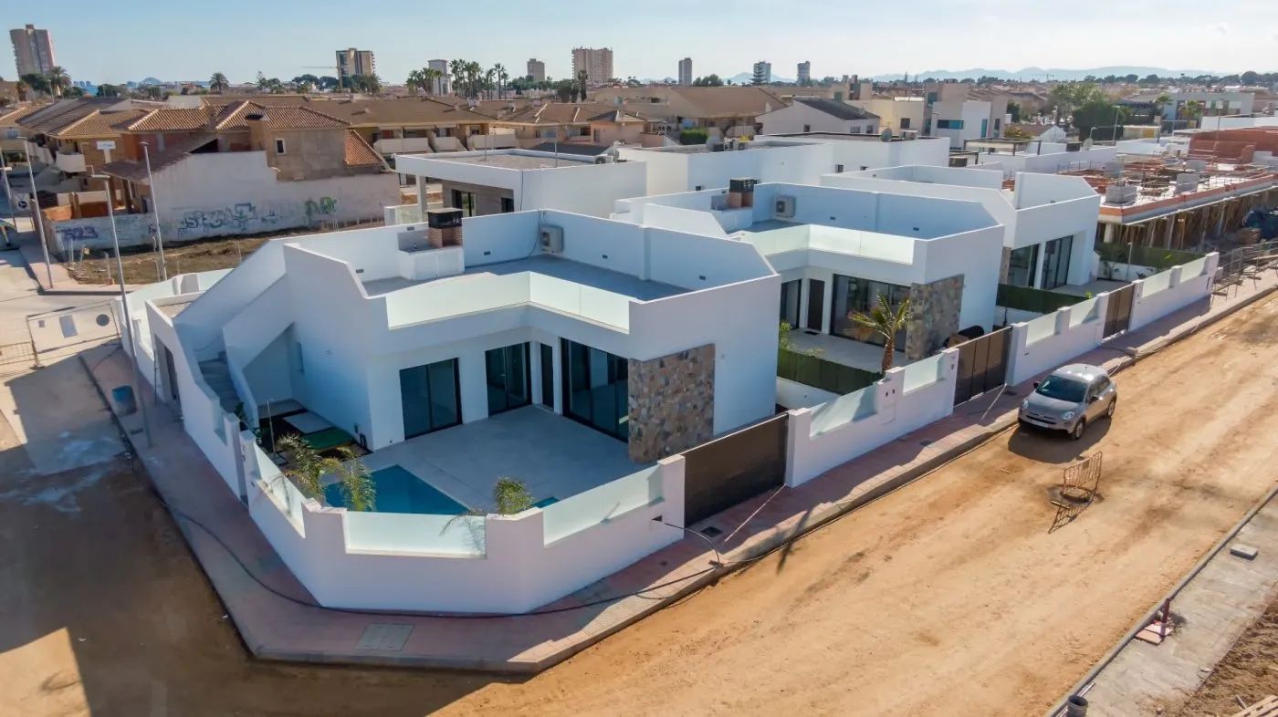 Nieuwbouw gelijkvloerse villa's op toplocatie in Santiago de la Ribera foto 11