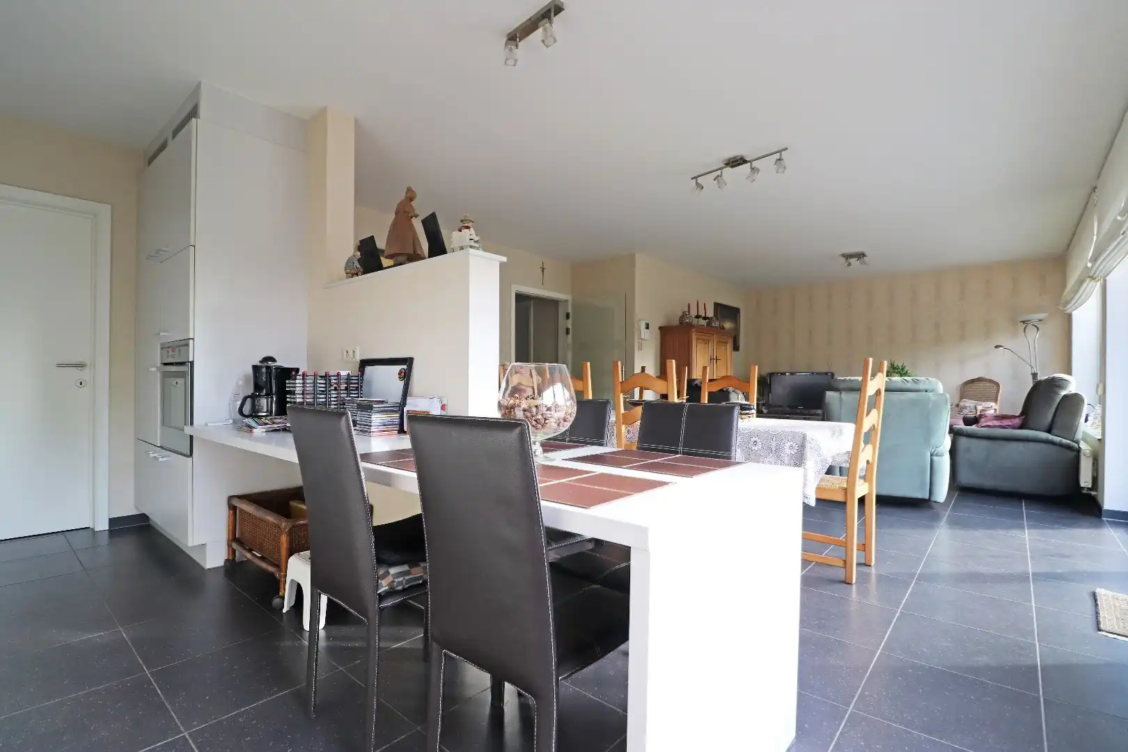 Verzorgd appartement met autostaanplaats foto 3