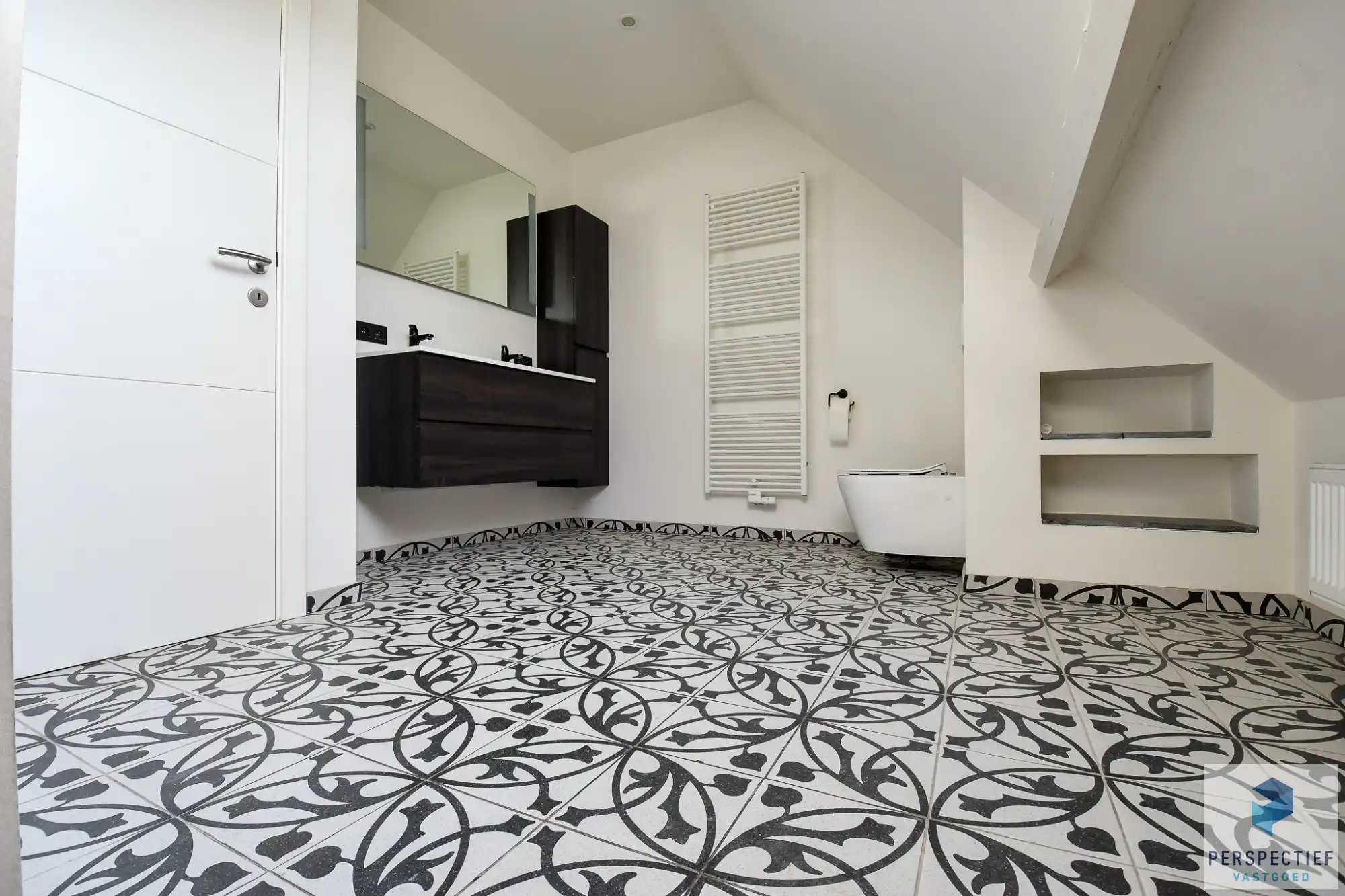 Ruime gerenoveerde woning met 4 slpk, grote tuin en garage foto 24