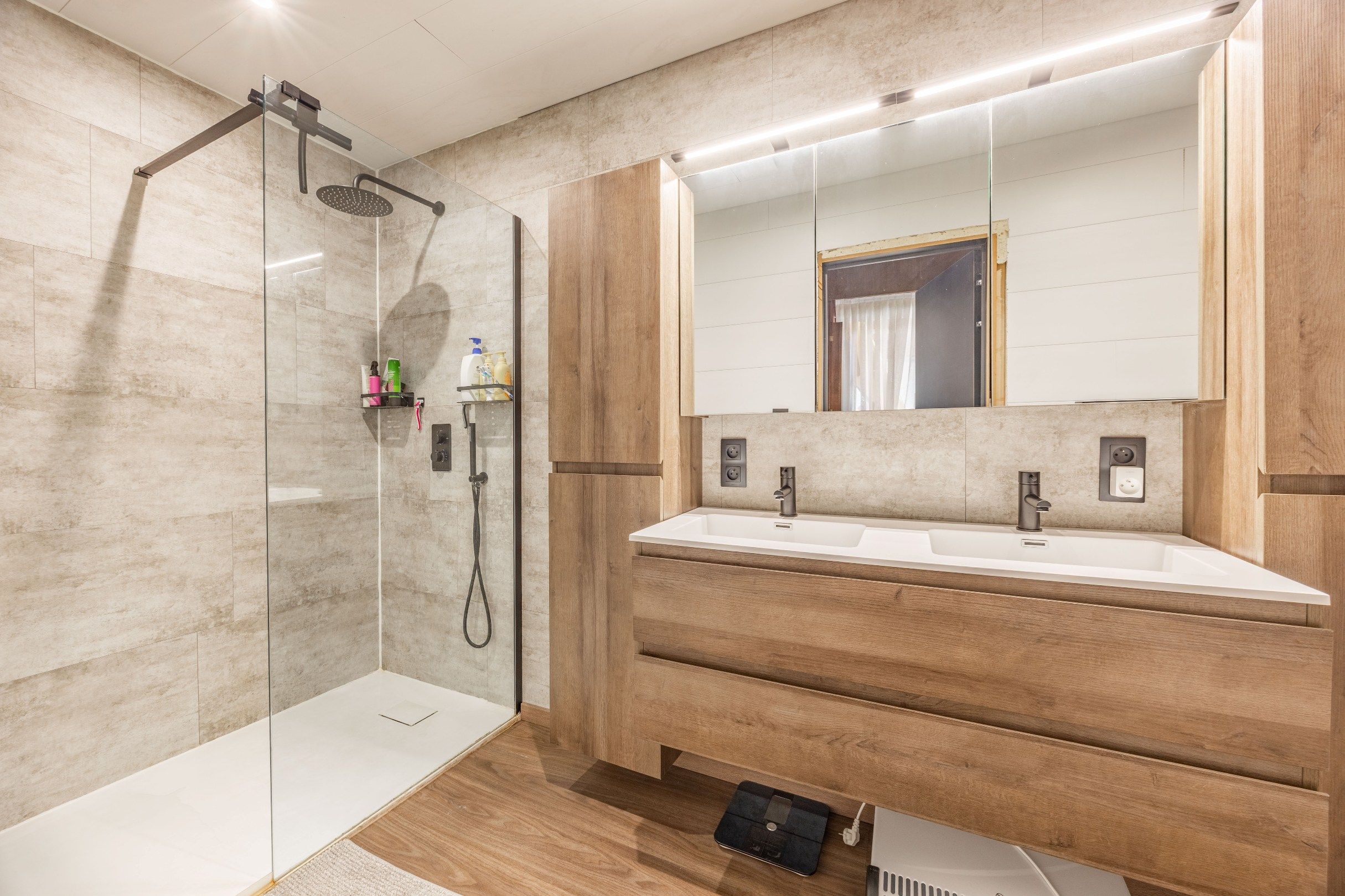 ALLEENSTAANDE GELIJKVLOERSE WONING MET MAGAZIJN EN COMMERCIELE RUIMTE foto 17