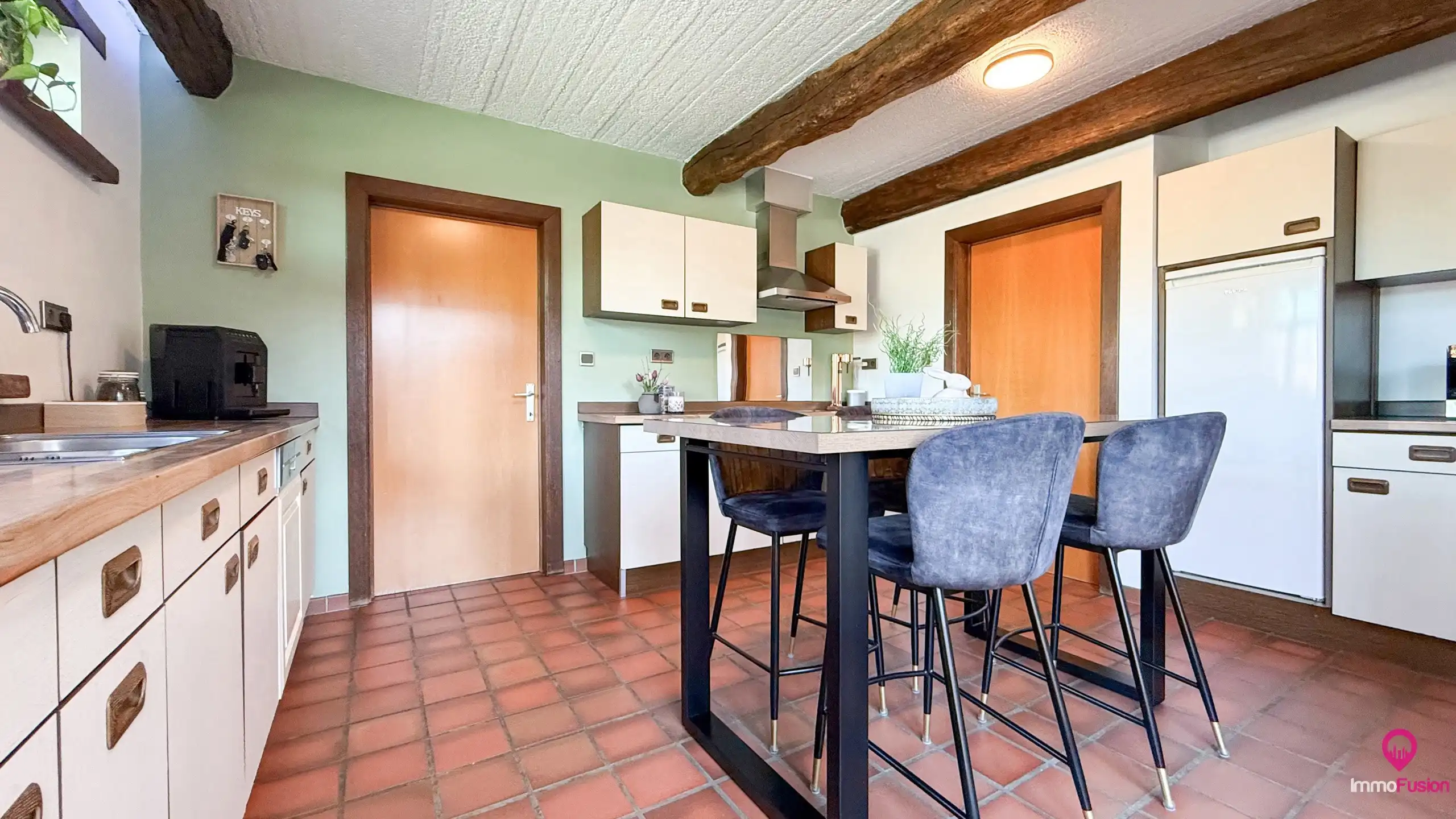 Instapklare gezinswoning met 5slpks, dubbele garage en tuin! foto 12