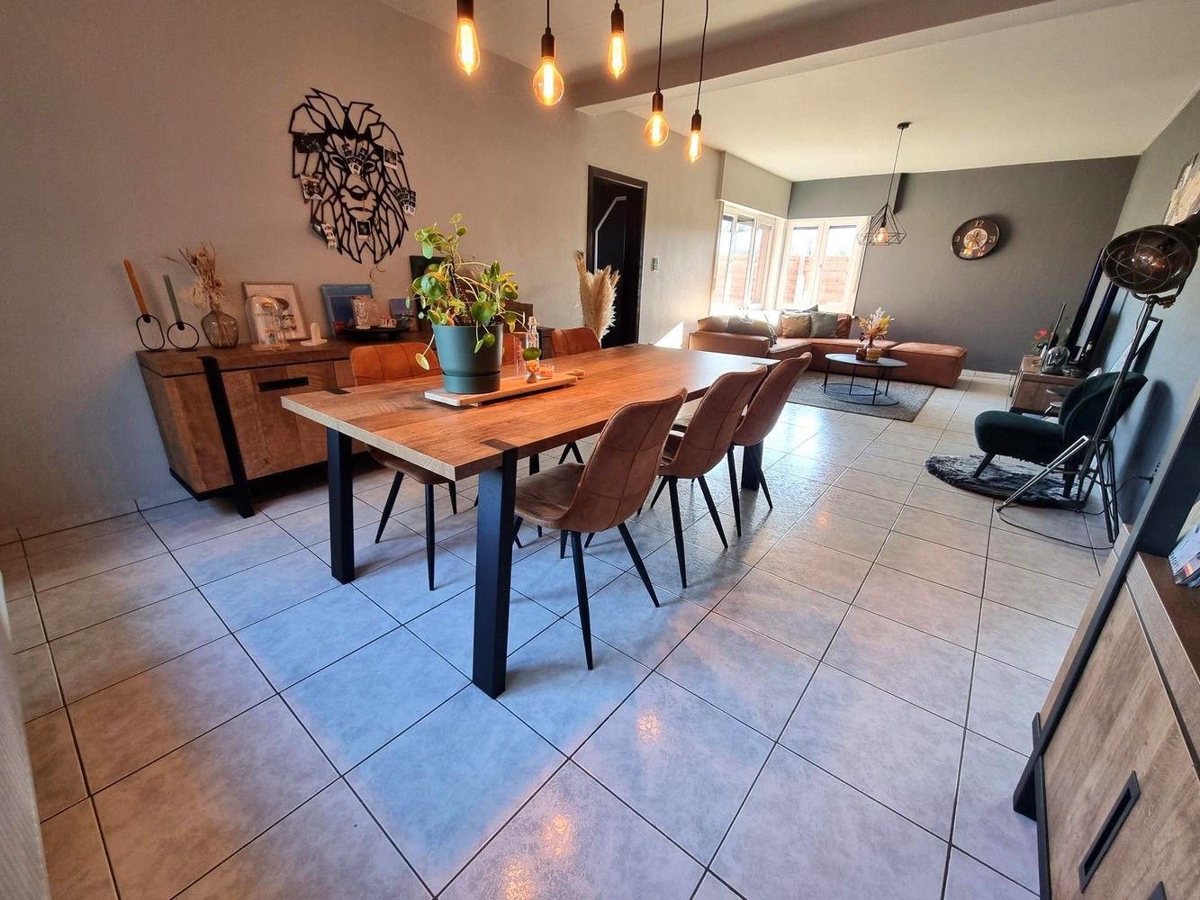 Instapklare woning met 5 slaapkamers met groot naastliggend magazijn. Ideaal voor zelfstandigen. foto 5
