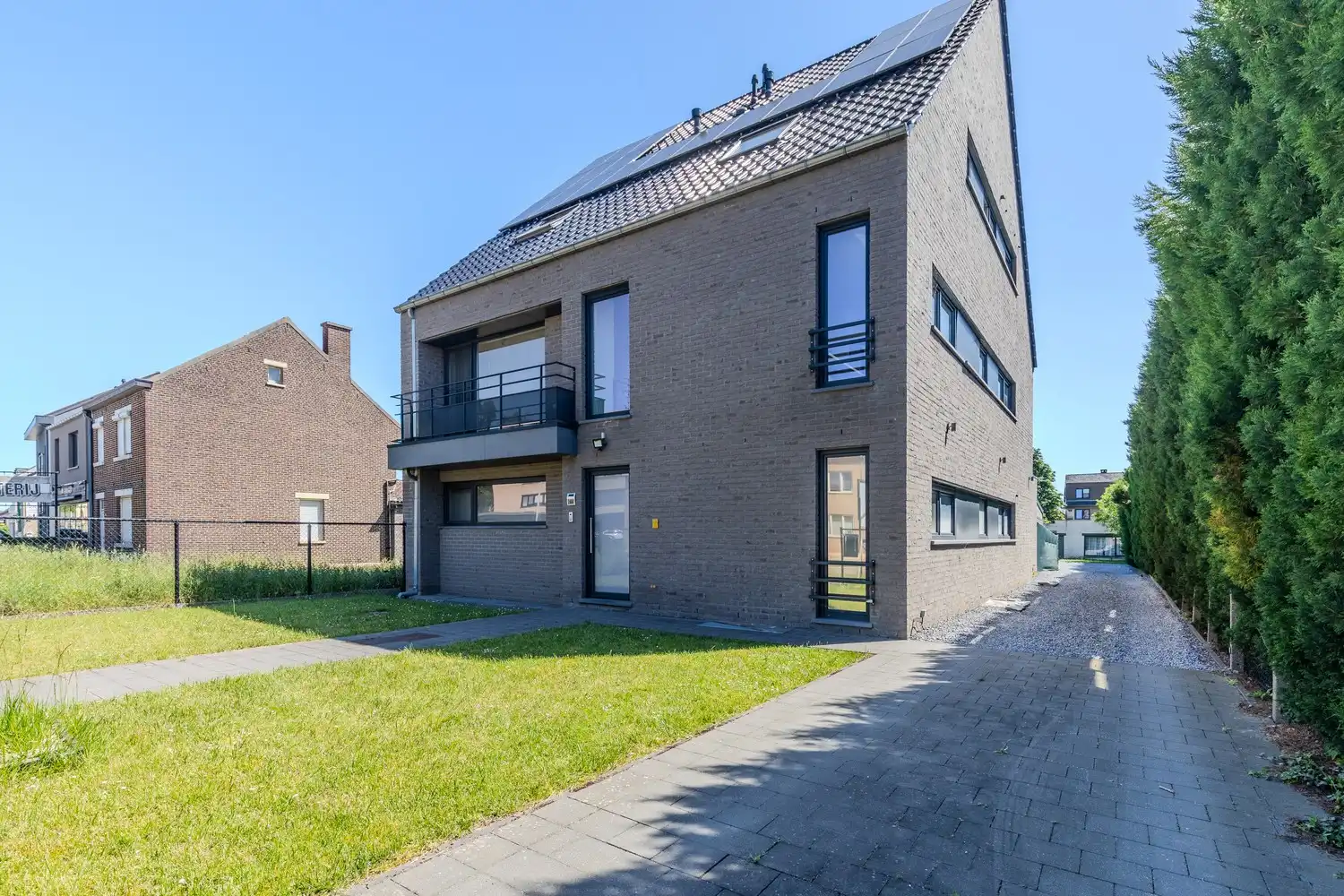Energiezuinig duplex-appartement met twee slaapkamers, terras en autostaanplaats nabij Maastricht foto 31