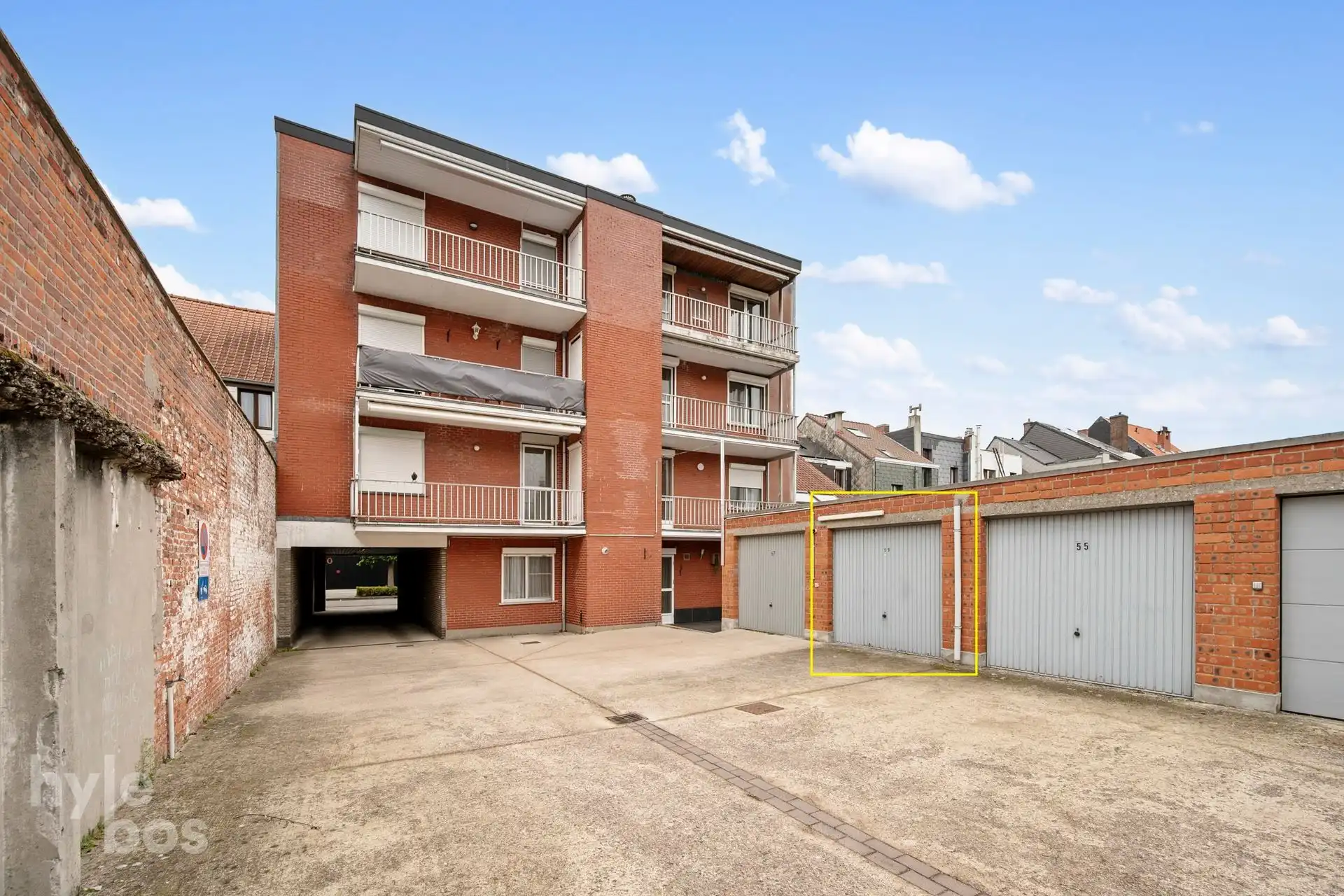 Centraal gelegen 2 slaapkamer appartement met garage foto 20